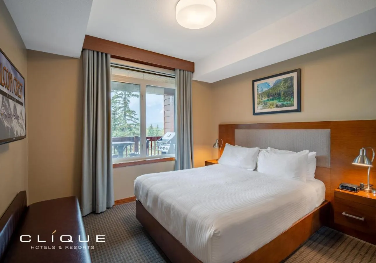 Bed in Falcon Crest Lodge by CLIQUE