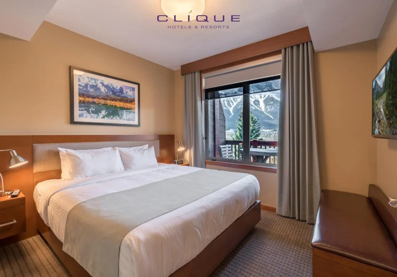 Photo of the whole room, Bed in Falcon Crest Lodge by CLIQUE