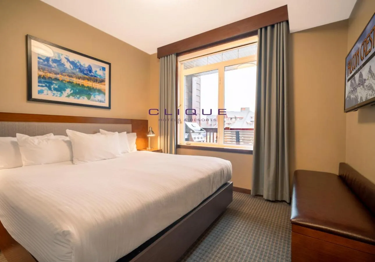 Bed in Falcon Crest Lodge by CLIQUE