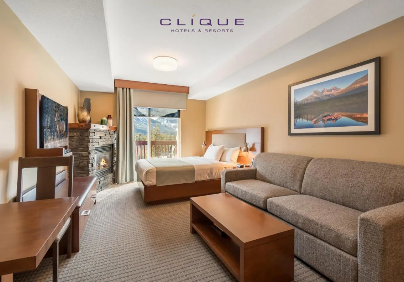 Photo of the whole room, Bed in Falcon Crest Lodge by CLIQUE