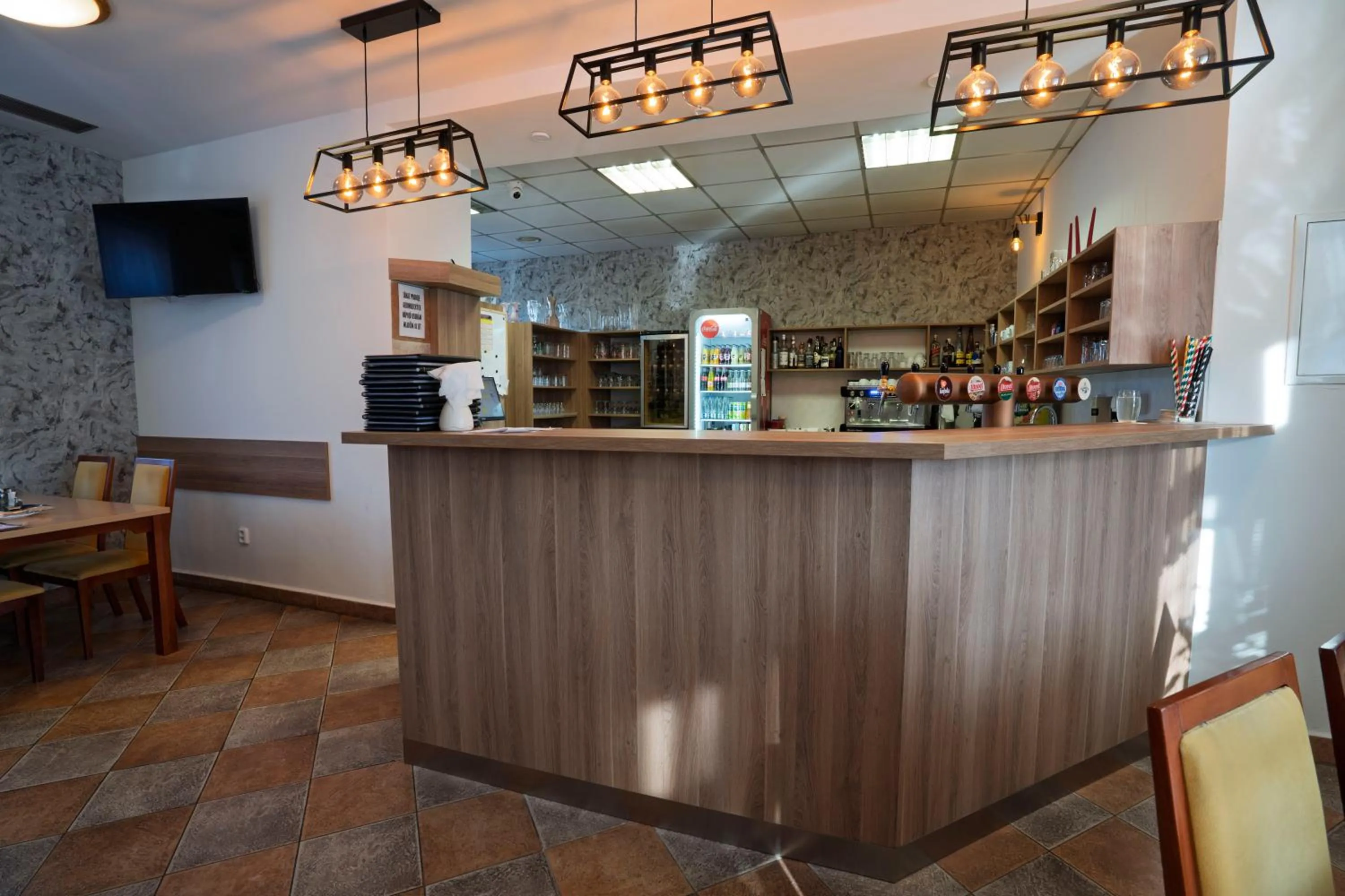 Restaurant/places to eat in Hotel Senimo