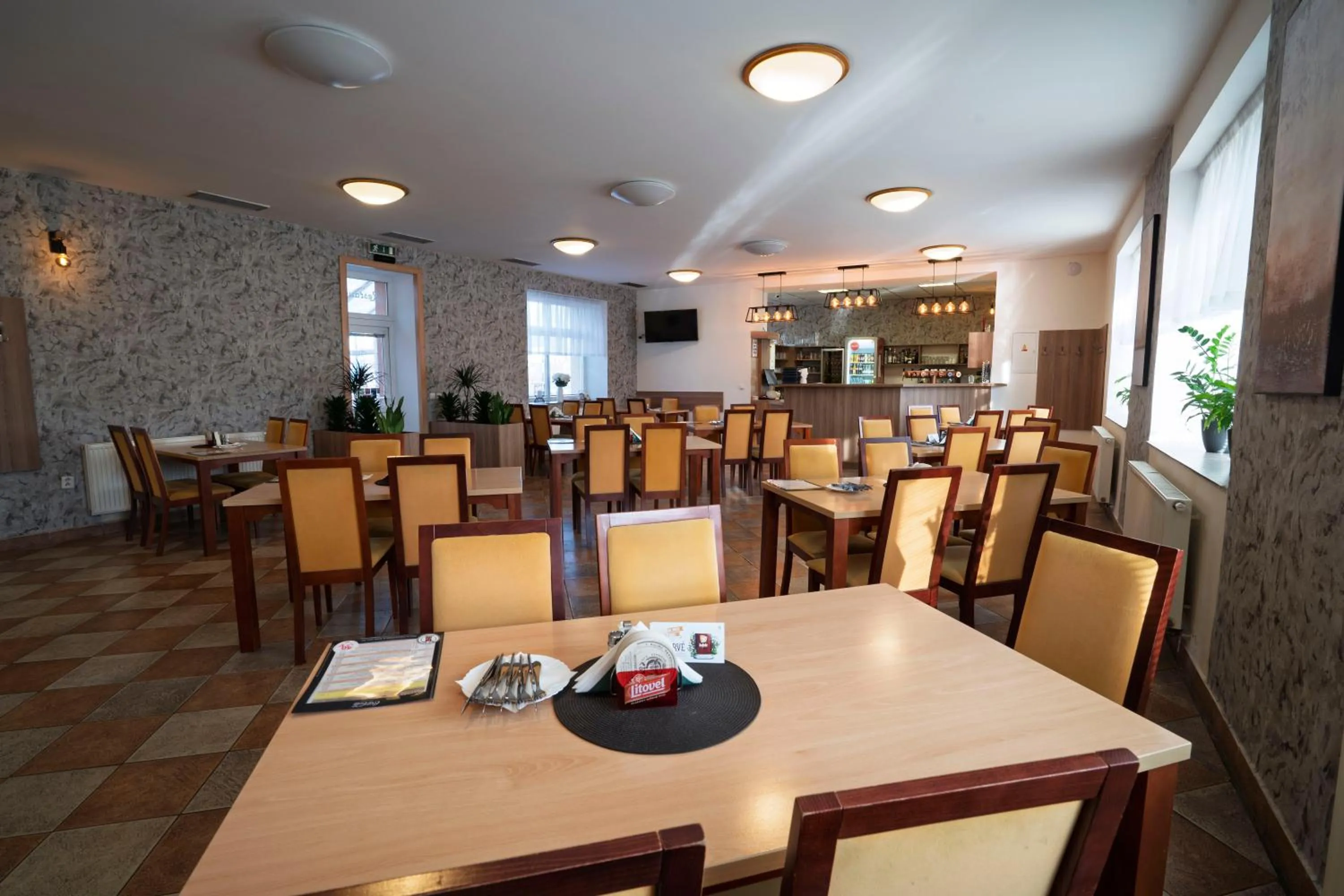 Restaurant/places to eat in Hotel Senimo