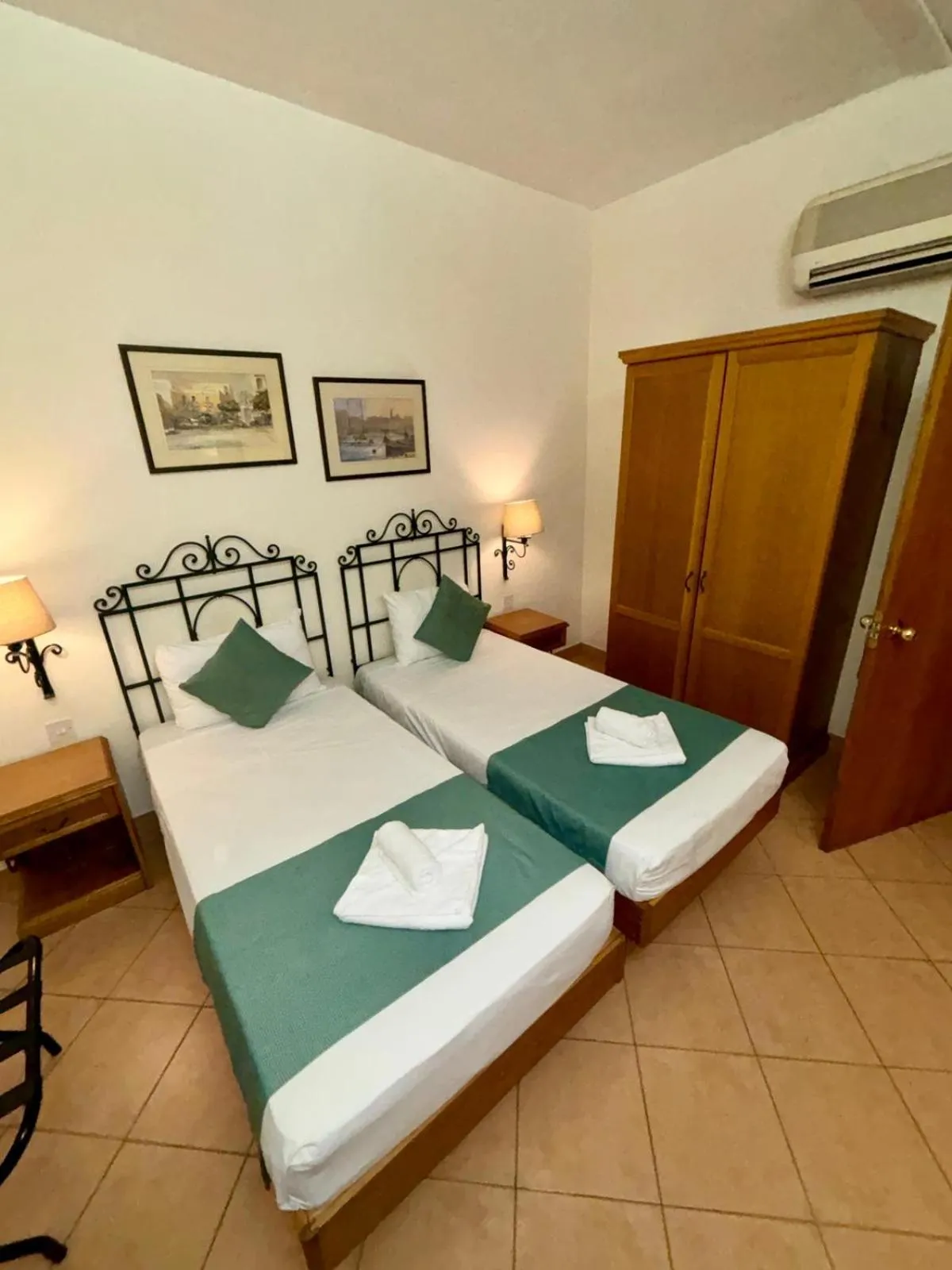 Bedroom, Bed in Hotel Kennedy Nova