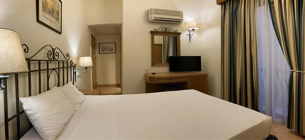 Bedroom, Bed in Hotel Kennedy Nova