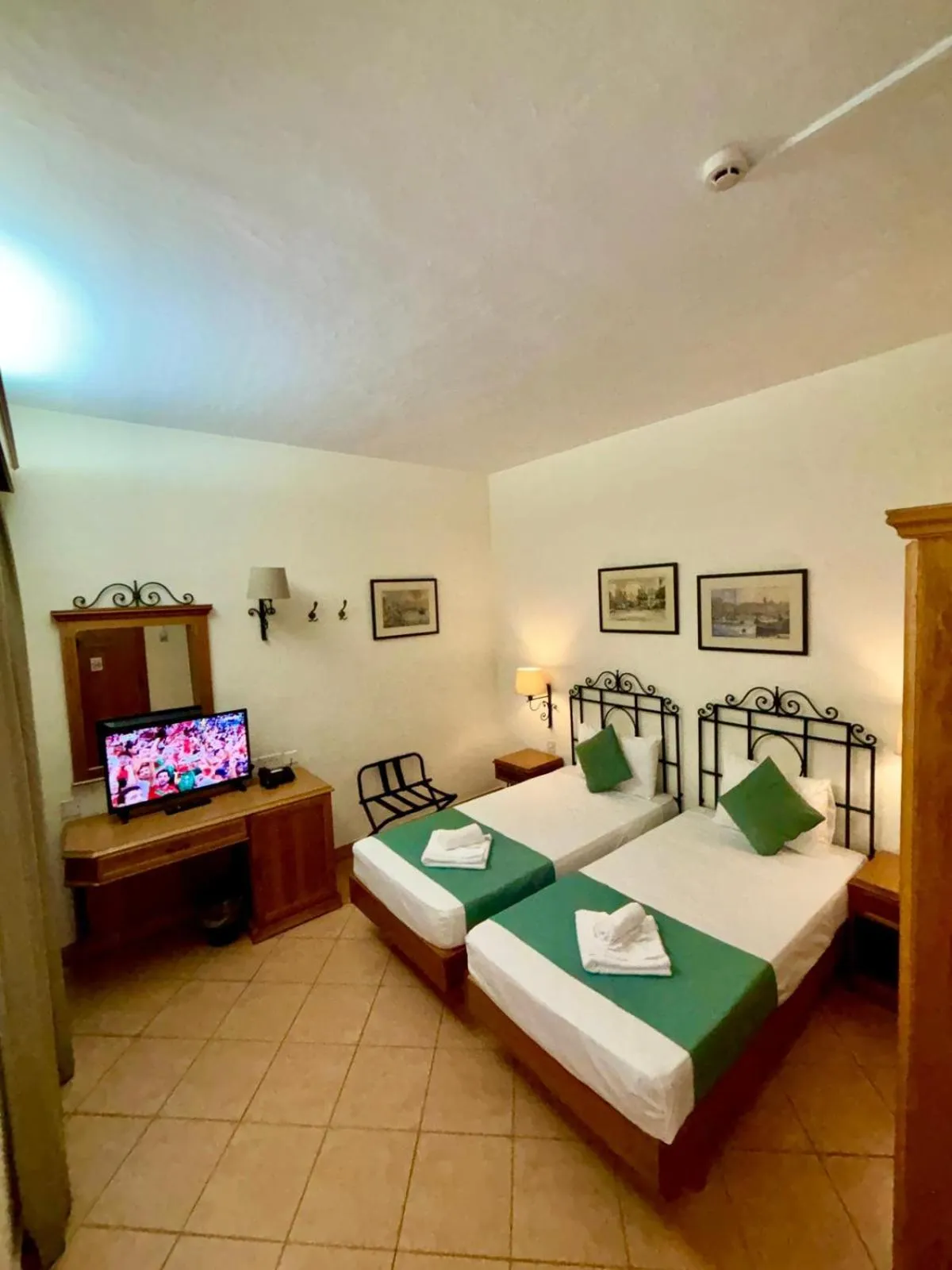 Bedroom, Bed in Hotel Kennedy Nova