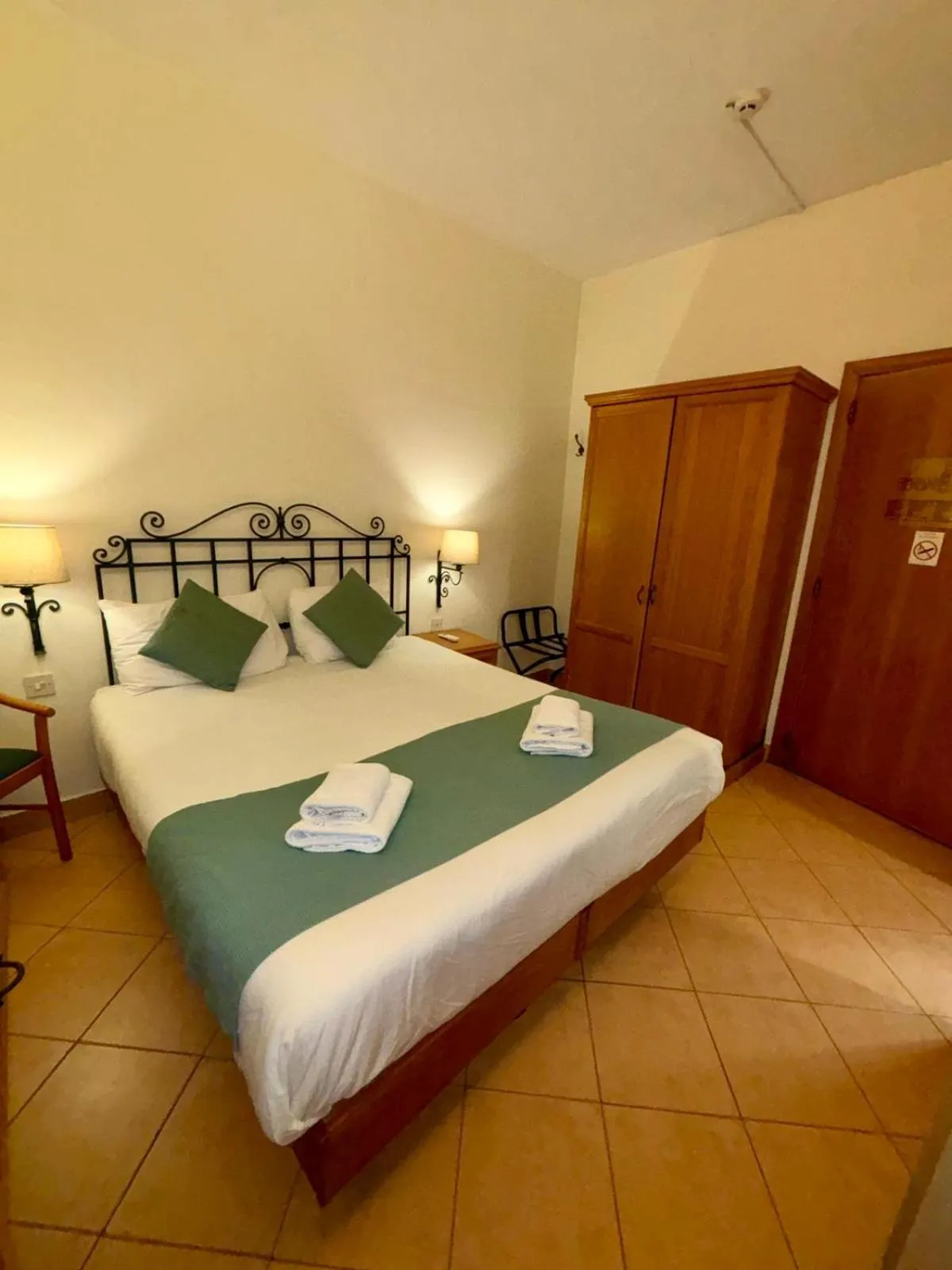 Bedroom, Bed in Hotel Kennedy Nova