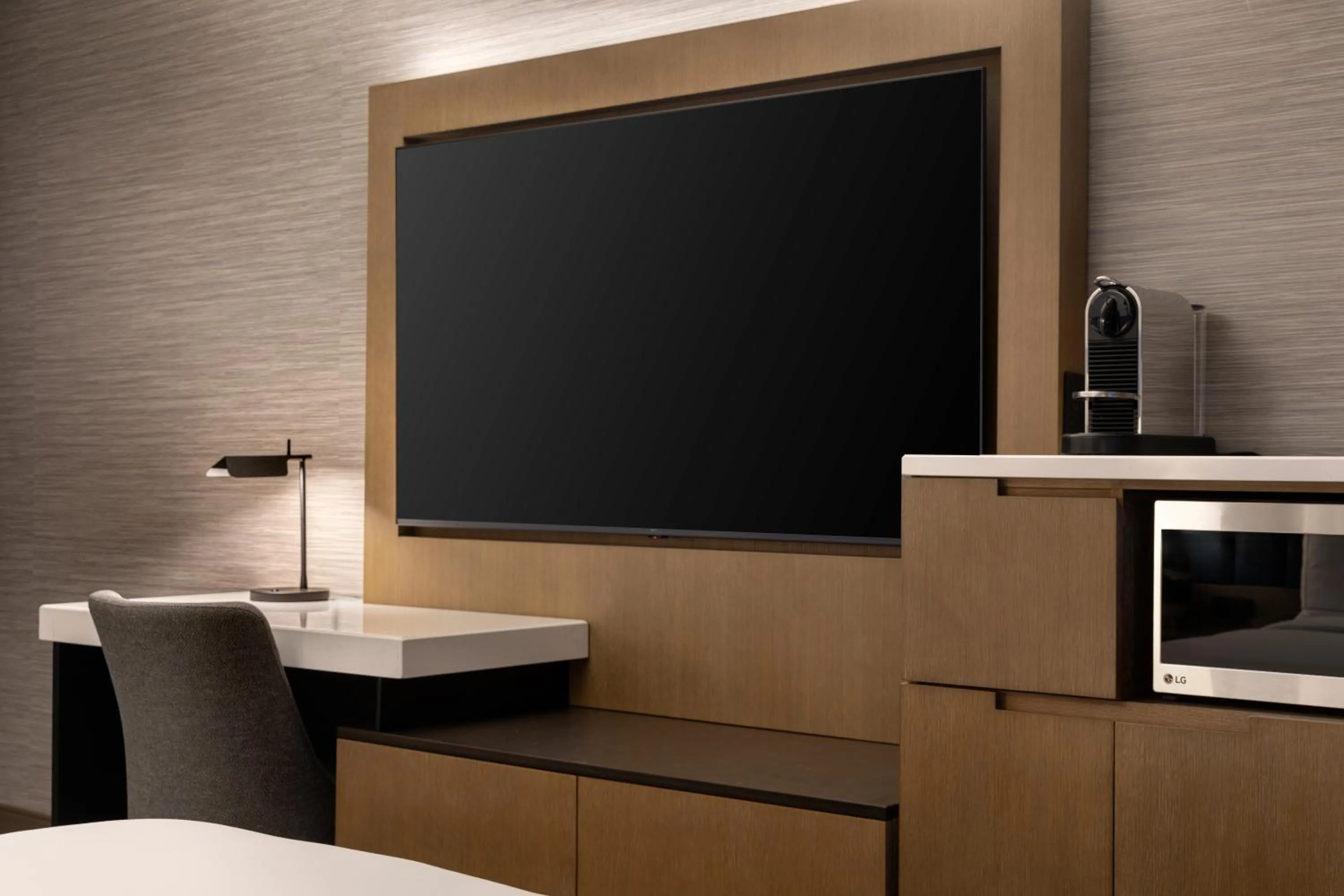 TV and multimedia in Doubletree By Hilton West Kelowna