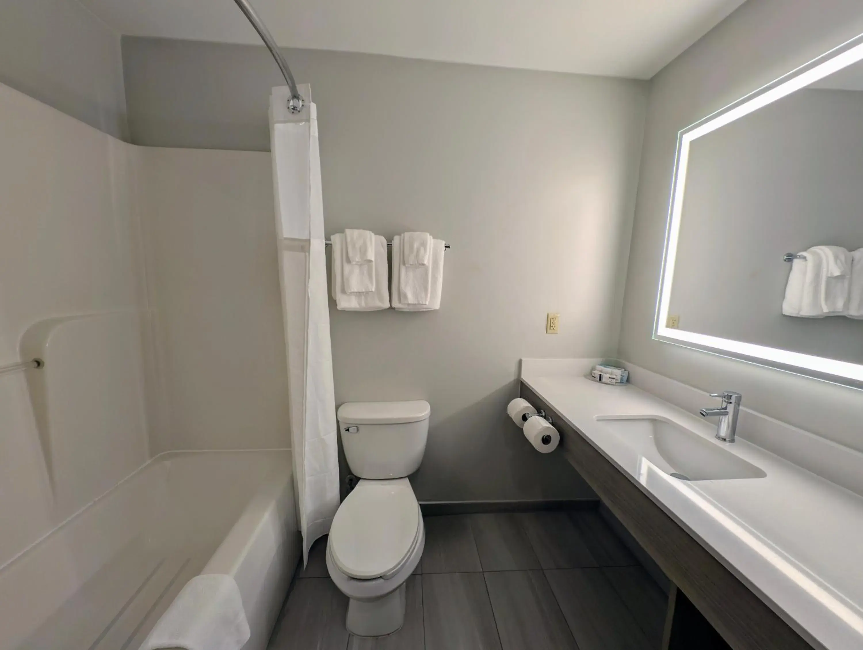 Standard Queen Room with Two Queen Beds and Mobility Accessible Tub in Holiday Inn Carbondale - Conference Center by IHG Standard Queen Room with Two Queen Beds and Mobility Accessible Tub in Holiday Inn Carbondale - Conference Center by IHG