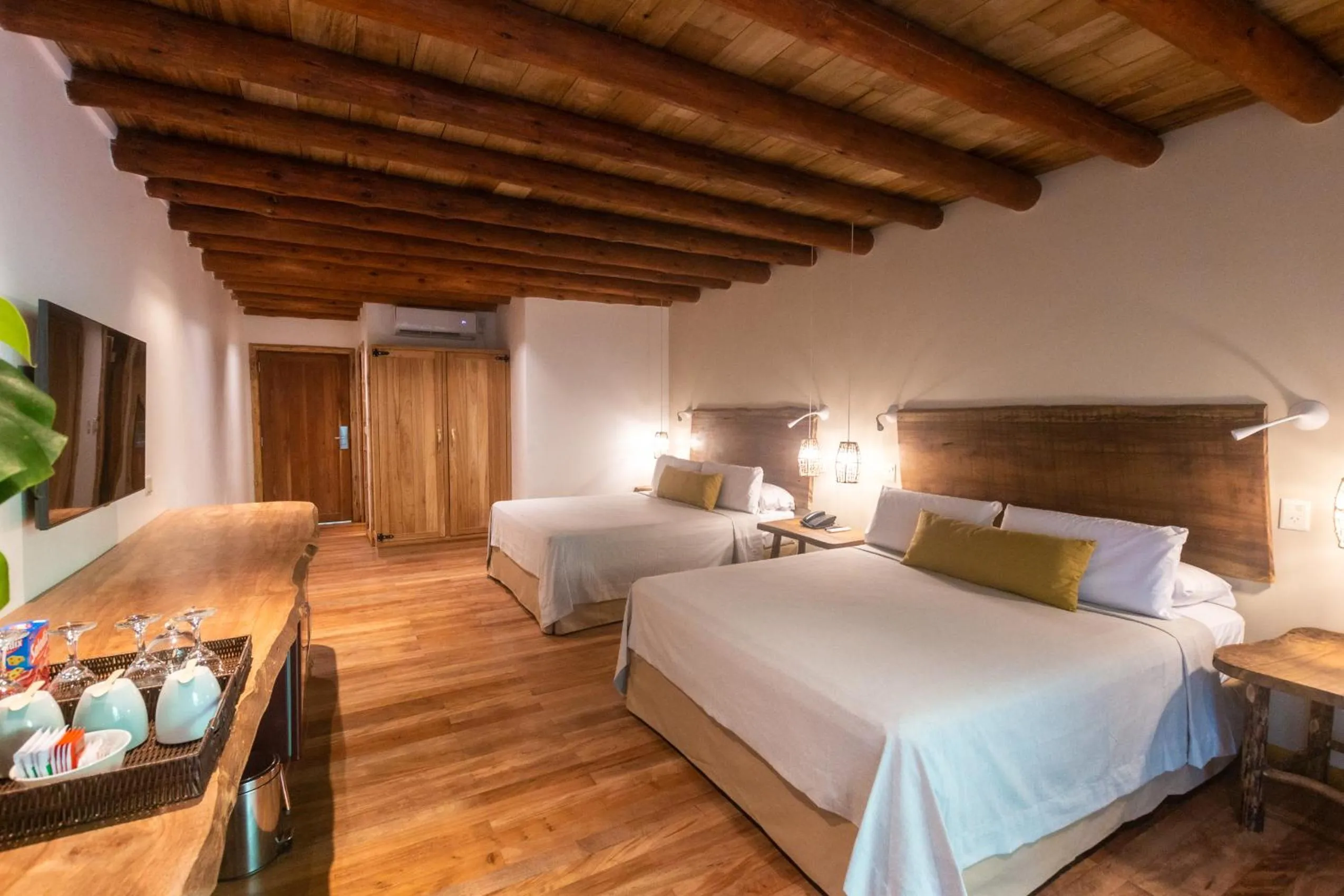 Photo of the whole room, Bed in La Aldea De La Selva Lodge