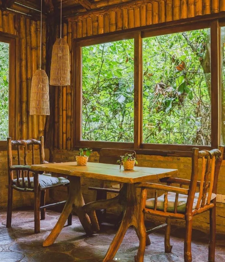 Communal lounge/ TV room in La Aldea De La Selva Lodge
