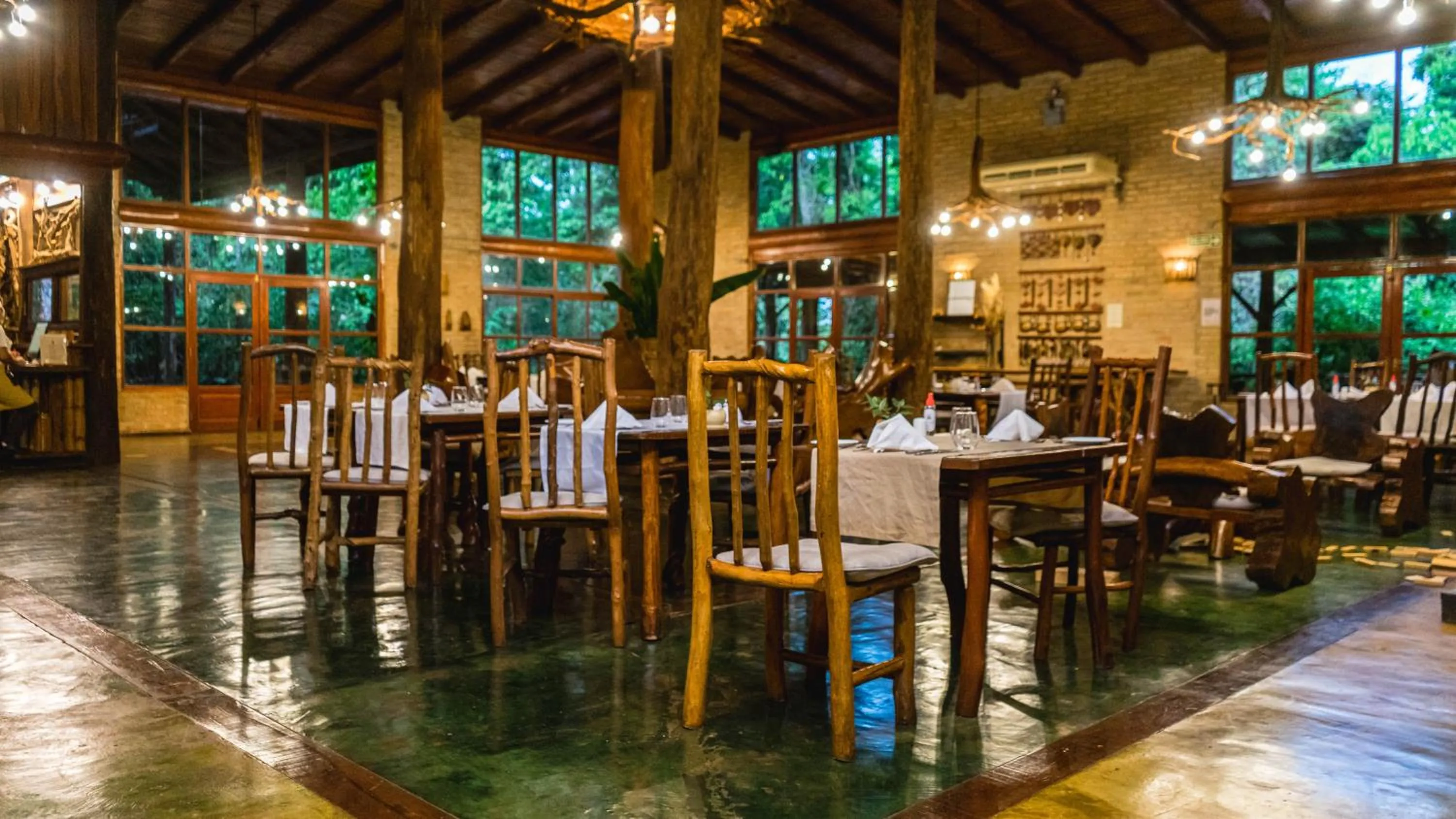Restaurant/places to eat in La Aldea De La Selva Lodge