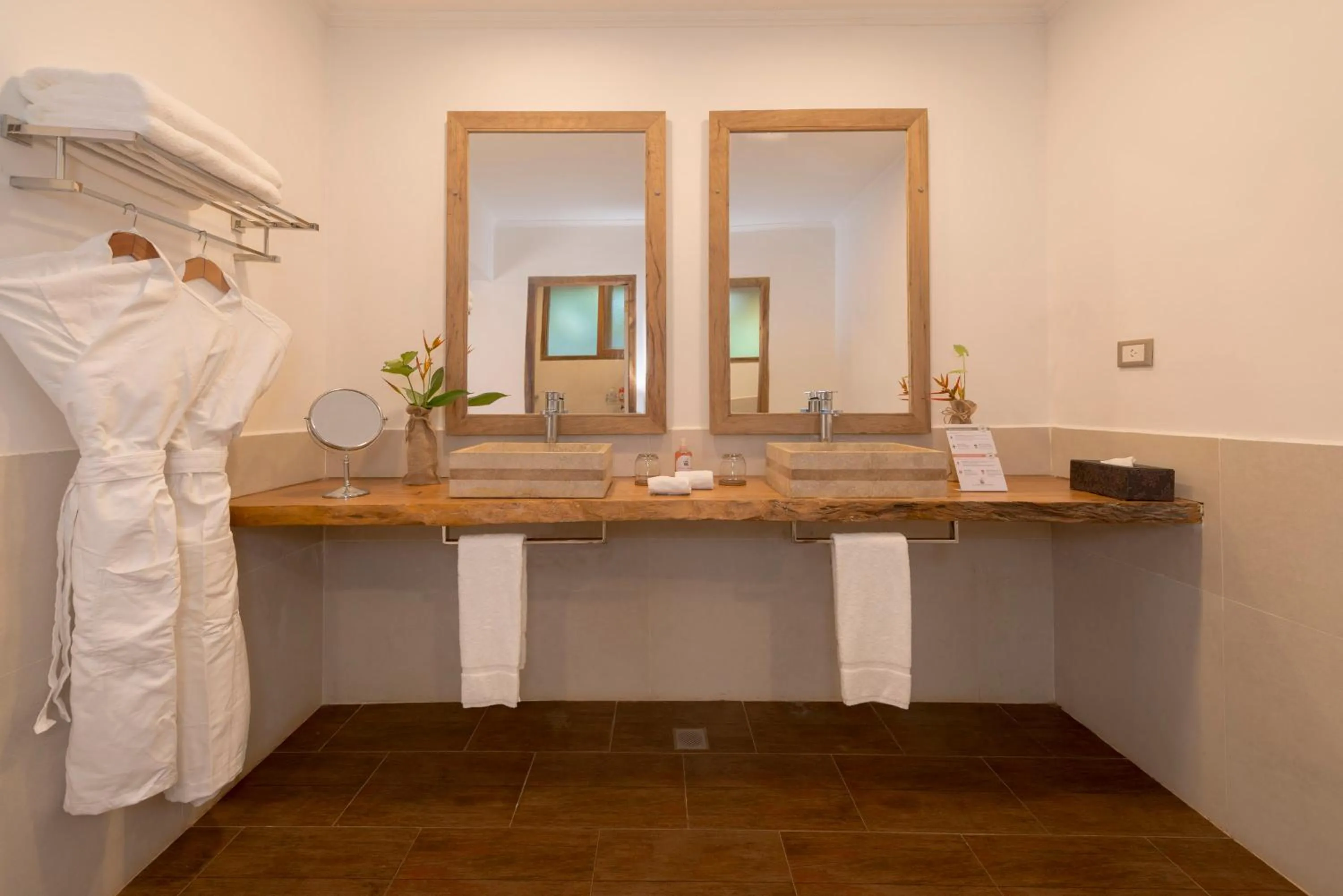 towels in La Aldea De La Selva Lodge