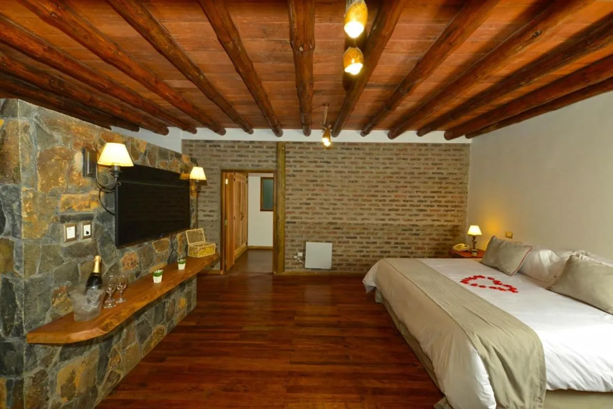 Photo of the whole room, Bed in La Aldea De La Selva Lodge