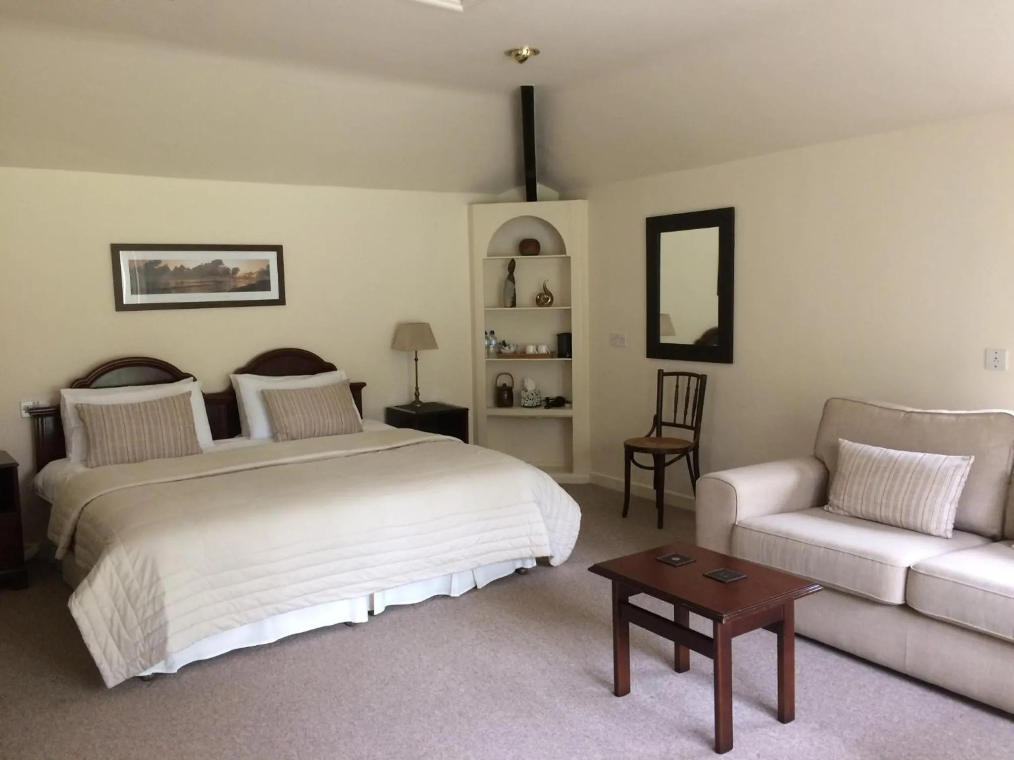 Photo of the whole room in Little Manor