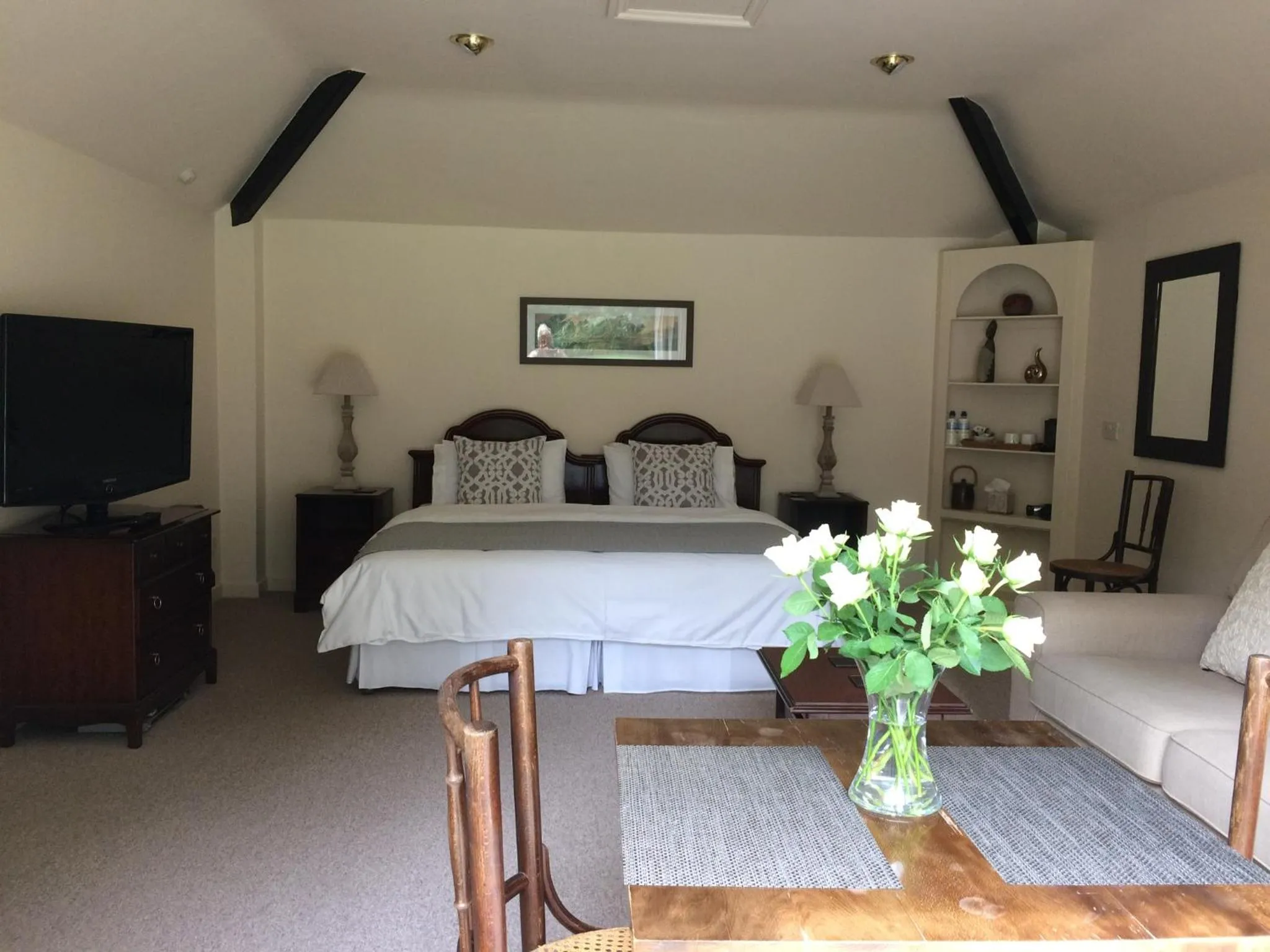 Photo of the whole room in Little Manor