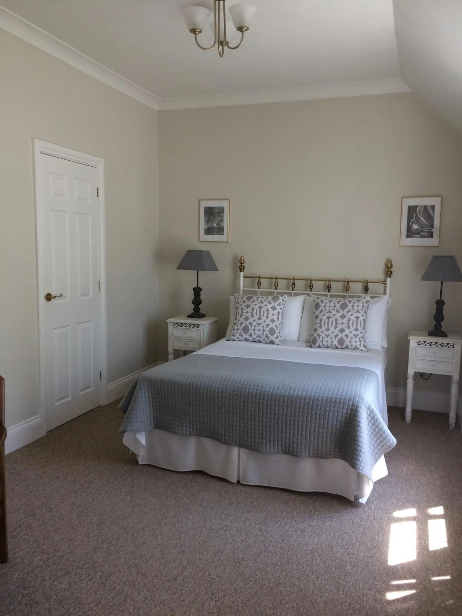 Photo of the whole room in Little Manor