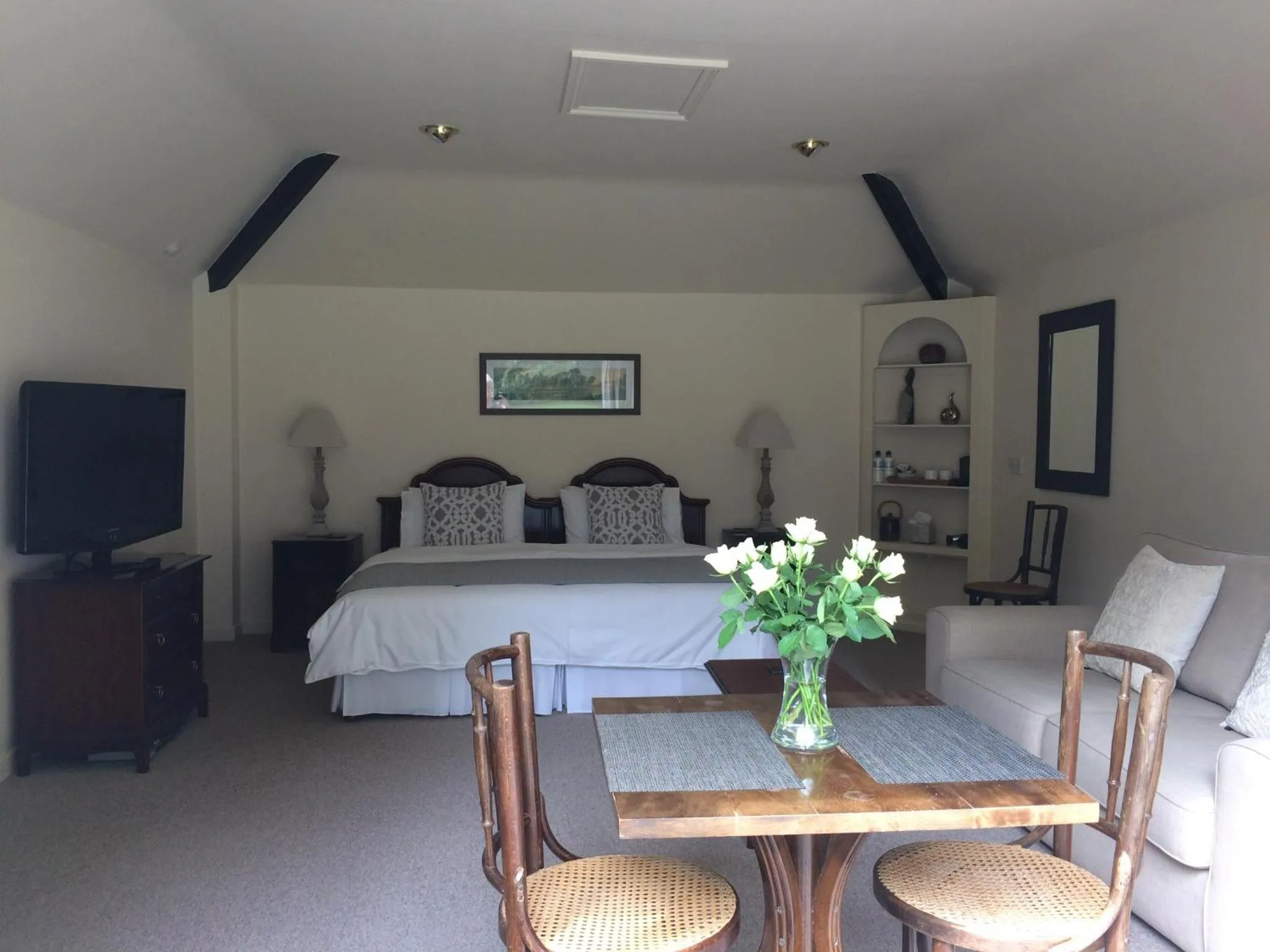 Photo of the whole room in Little Manor