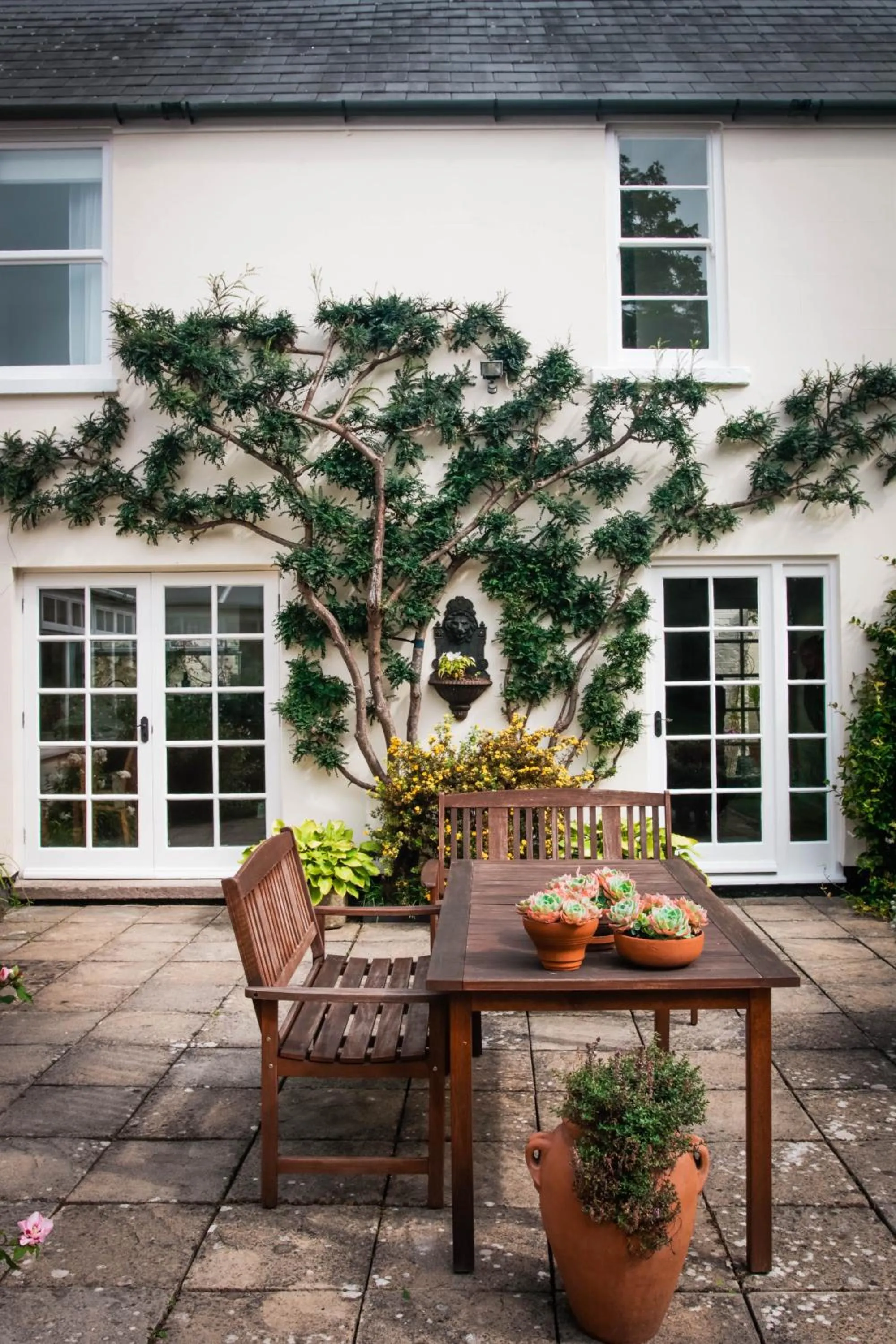 Area and facilities in Little Manor