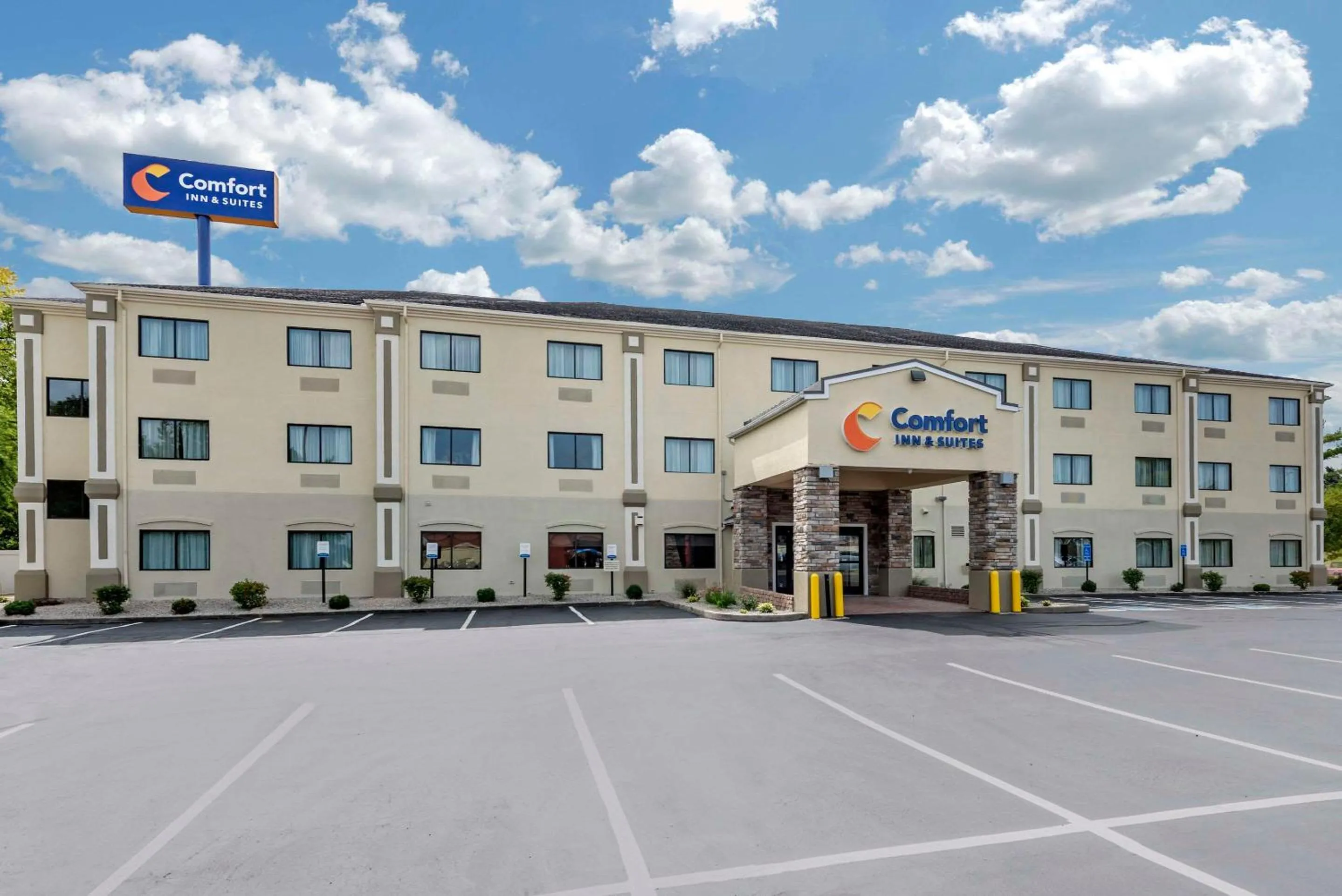 Property building in Comfort Inn & Suites Middletown - Franklin