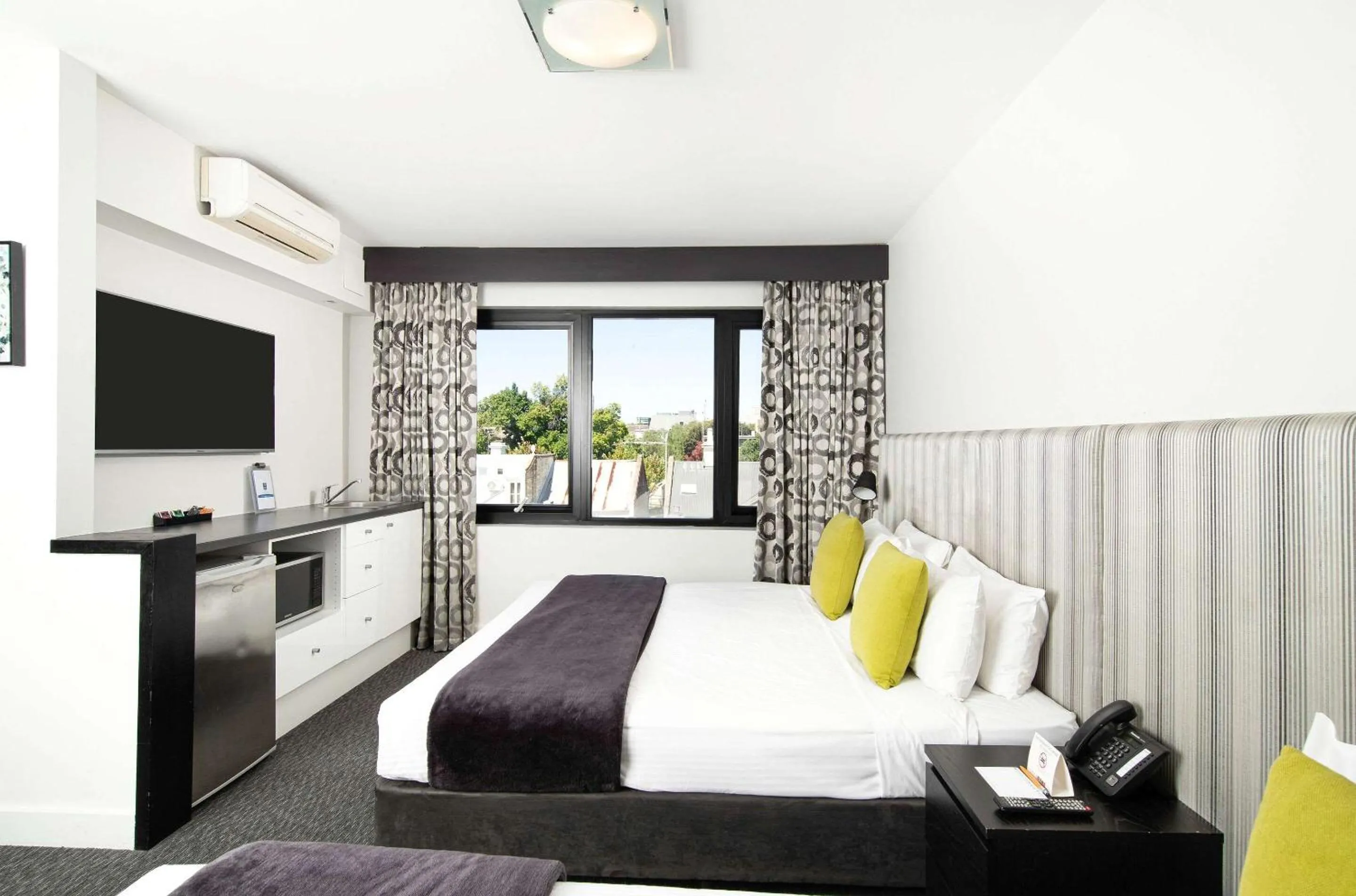 Photo of the whole room, Bed in Comfort Hotel East Melbourne