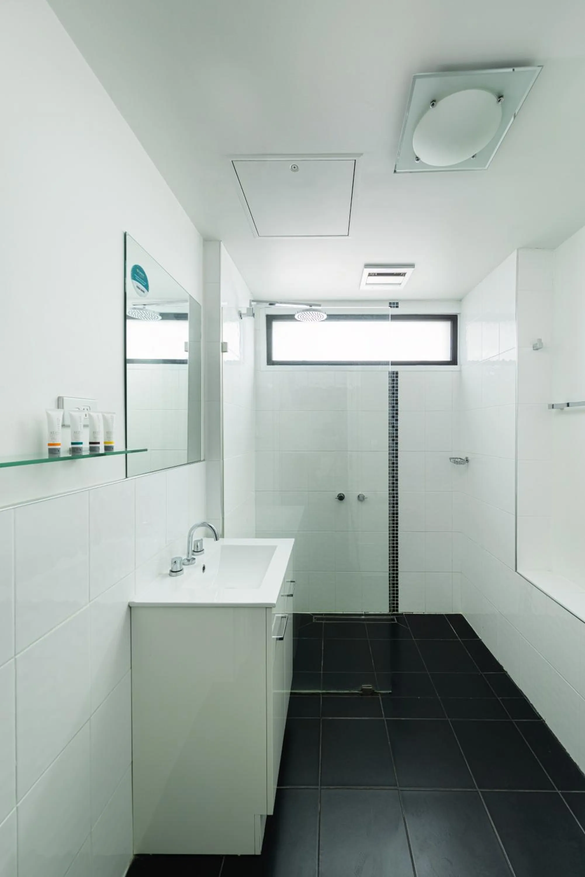 Bathroom in Comfort Hotel East Melbourne