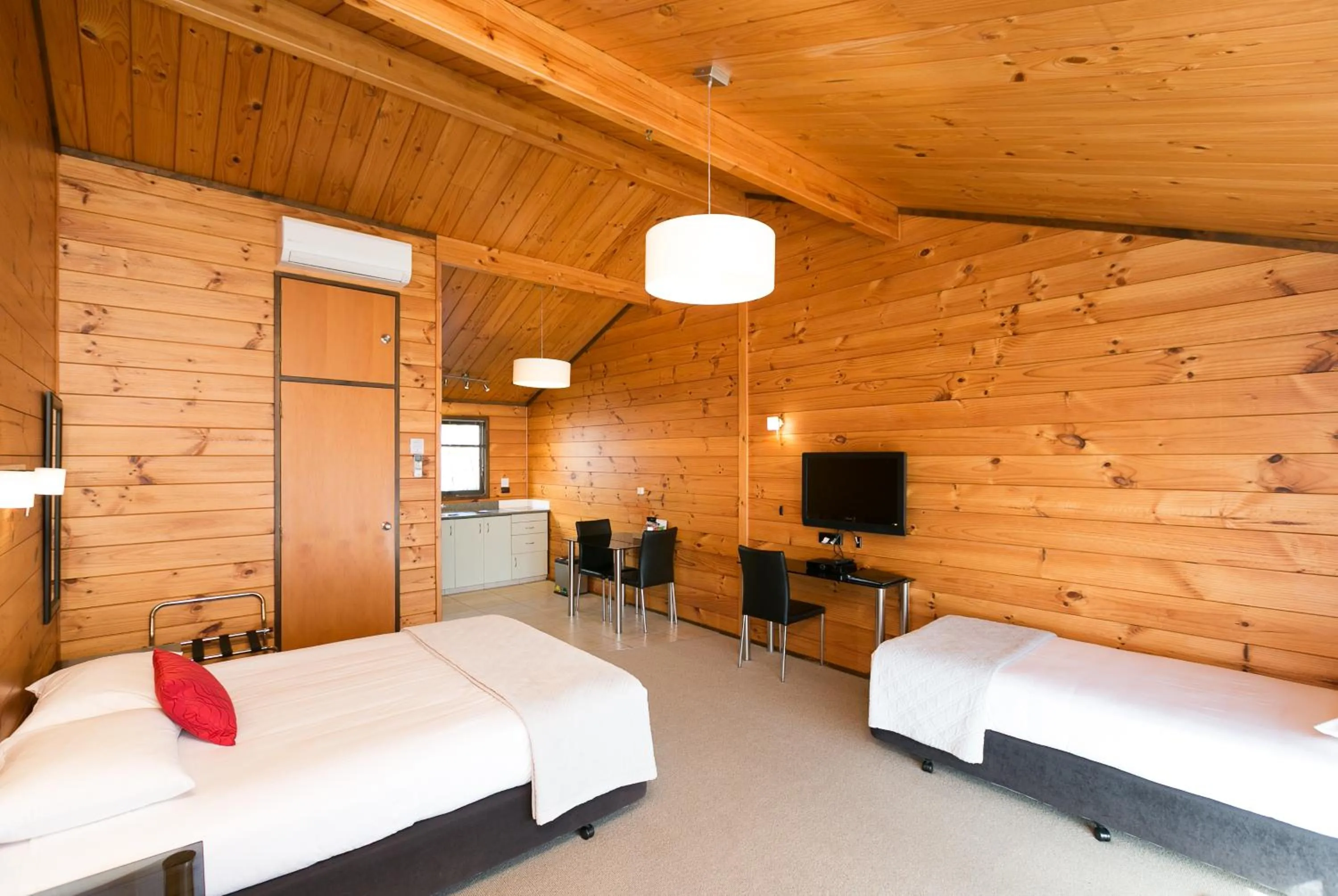 Coffee/tea facilities, Bed in Lockwood Manor Motel