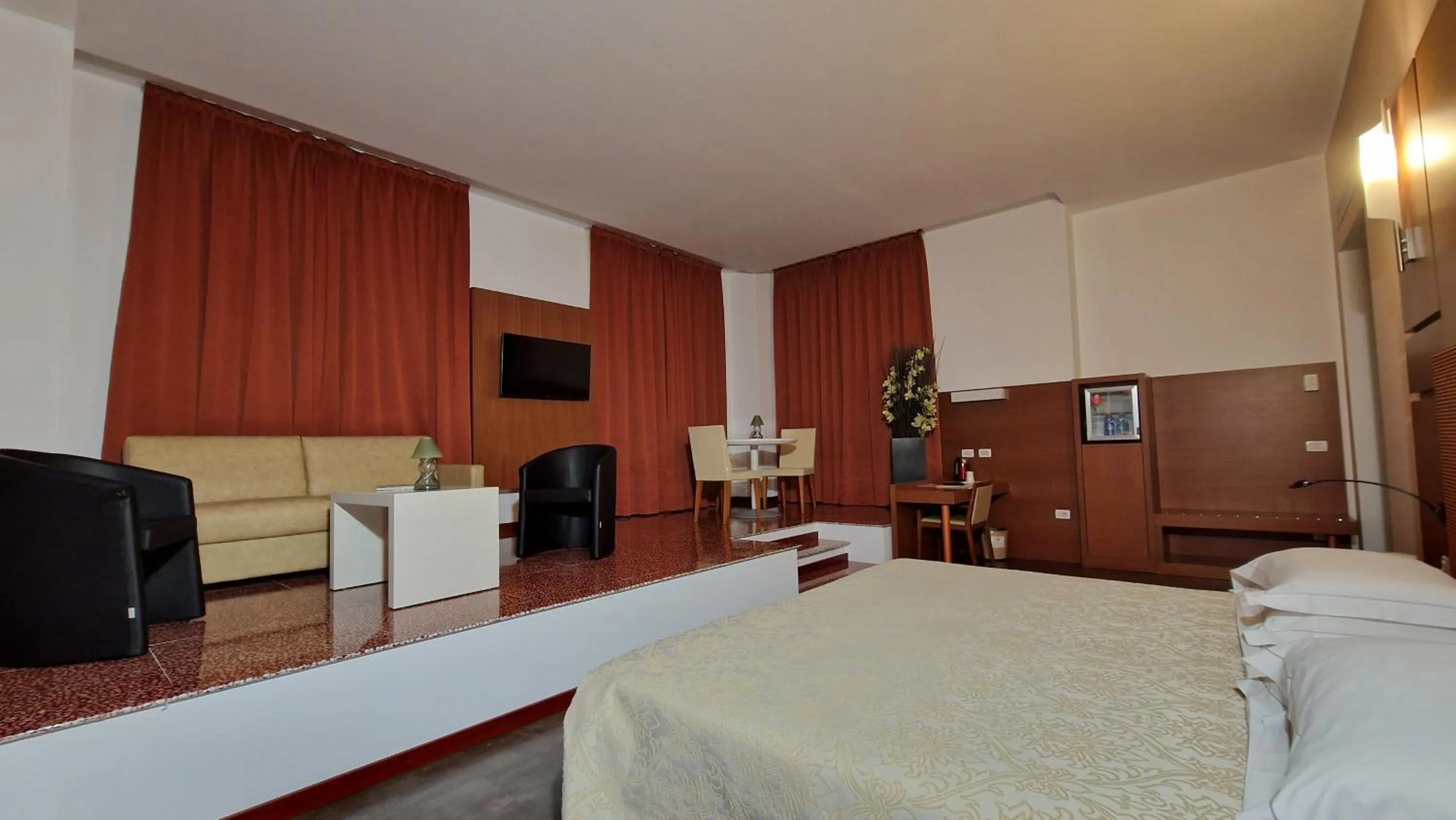 Bed in Bella Italia Palace Hotel