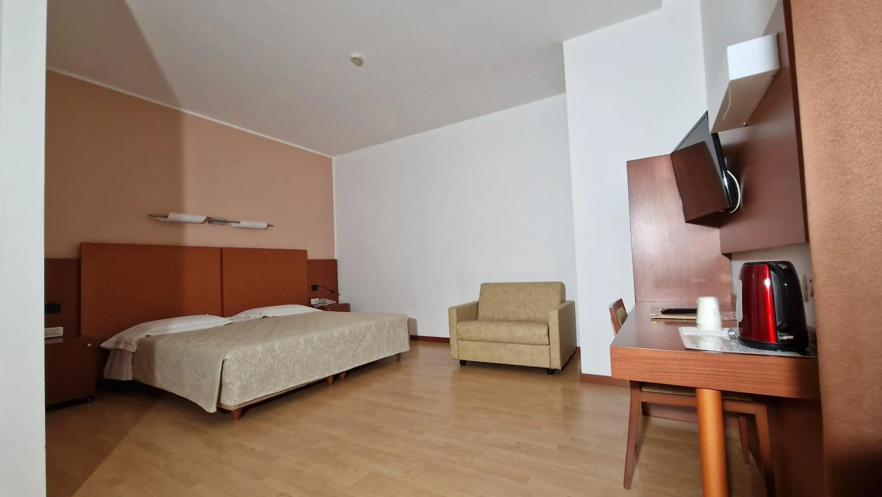 Coffee/tea facilities, Bed in Bella Italia Palace Hotel