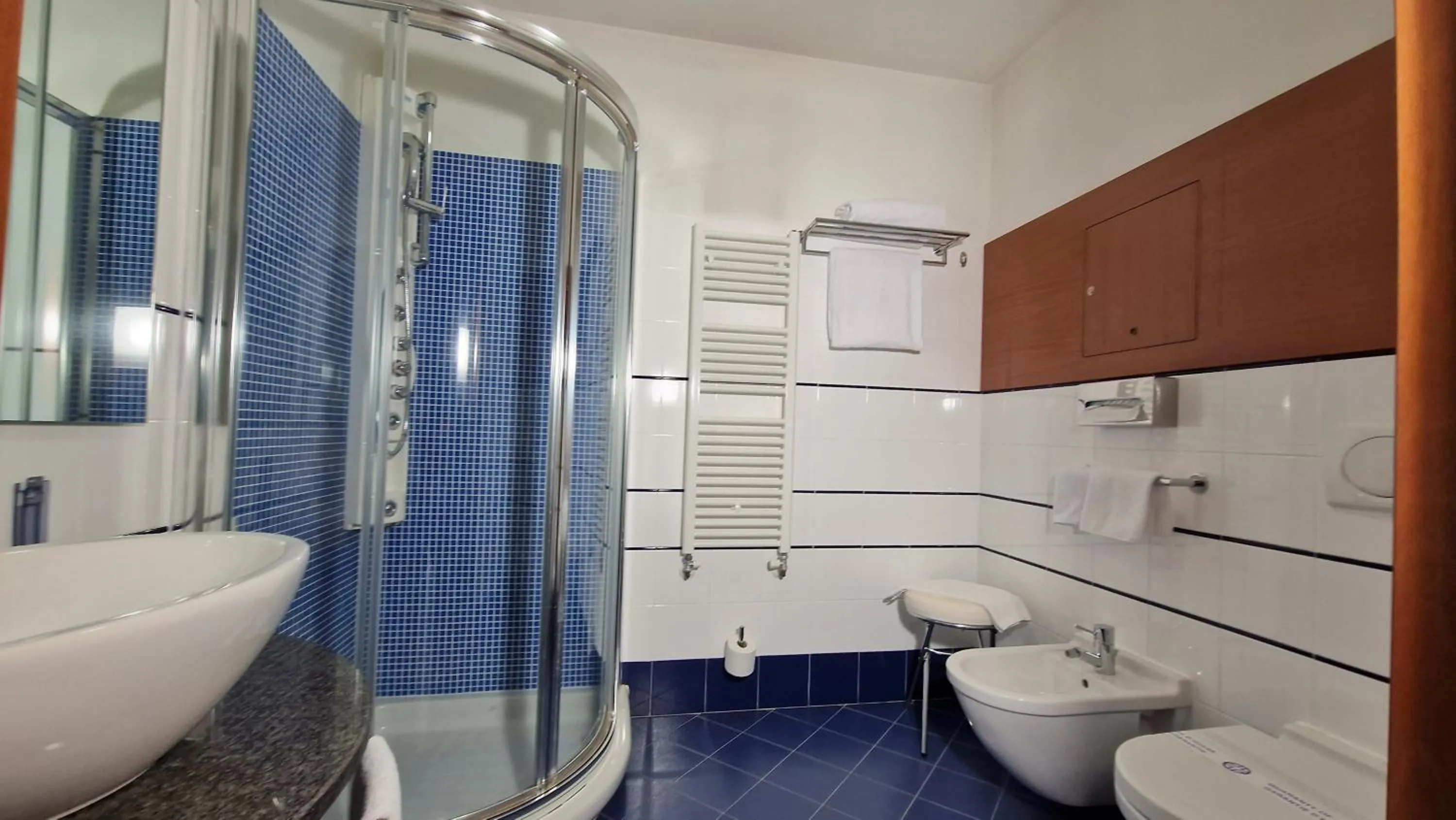 Shower in Bella Italia Palace Hotel