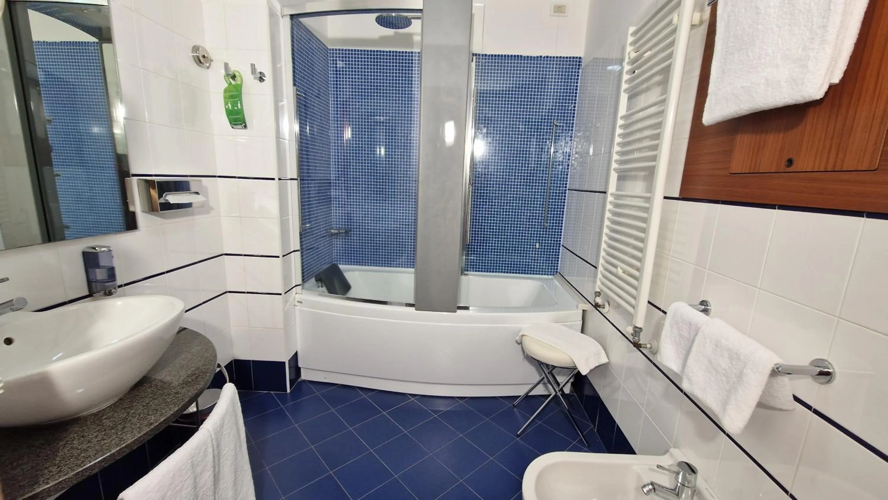 Shower in Bella Italia Palace Hotel