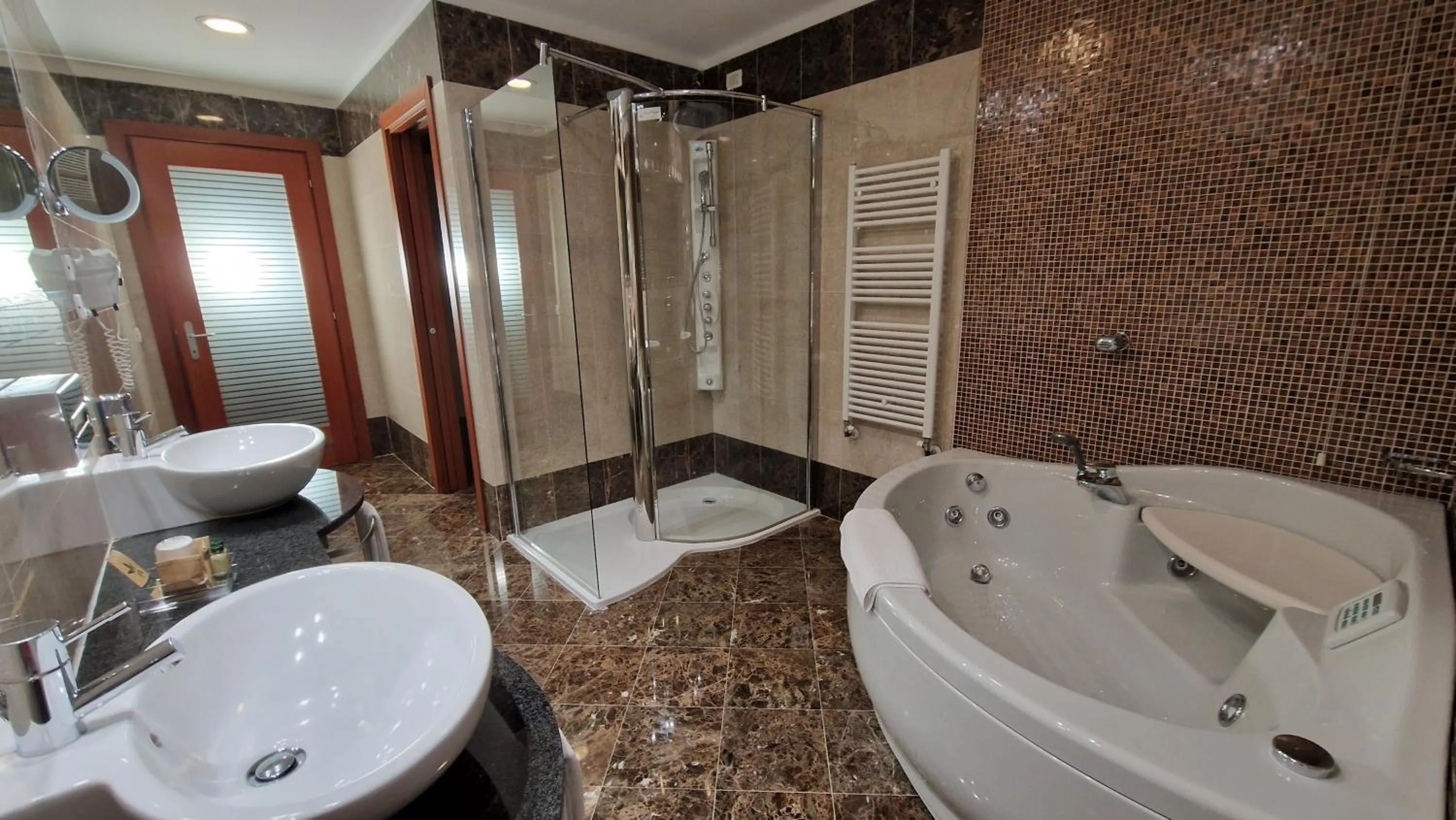 Shower in Bella Italia Palace Hotel