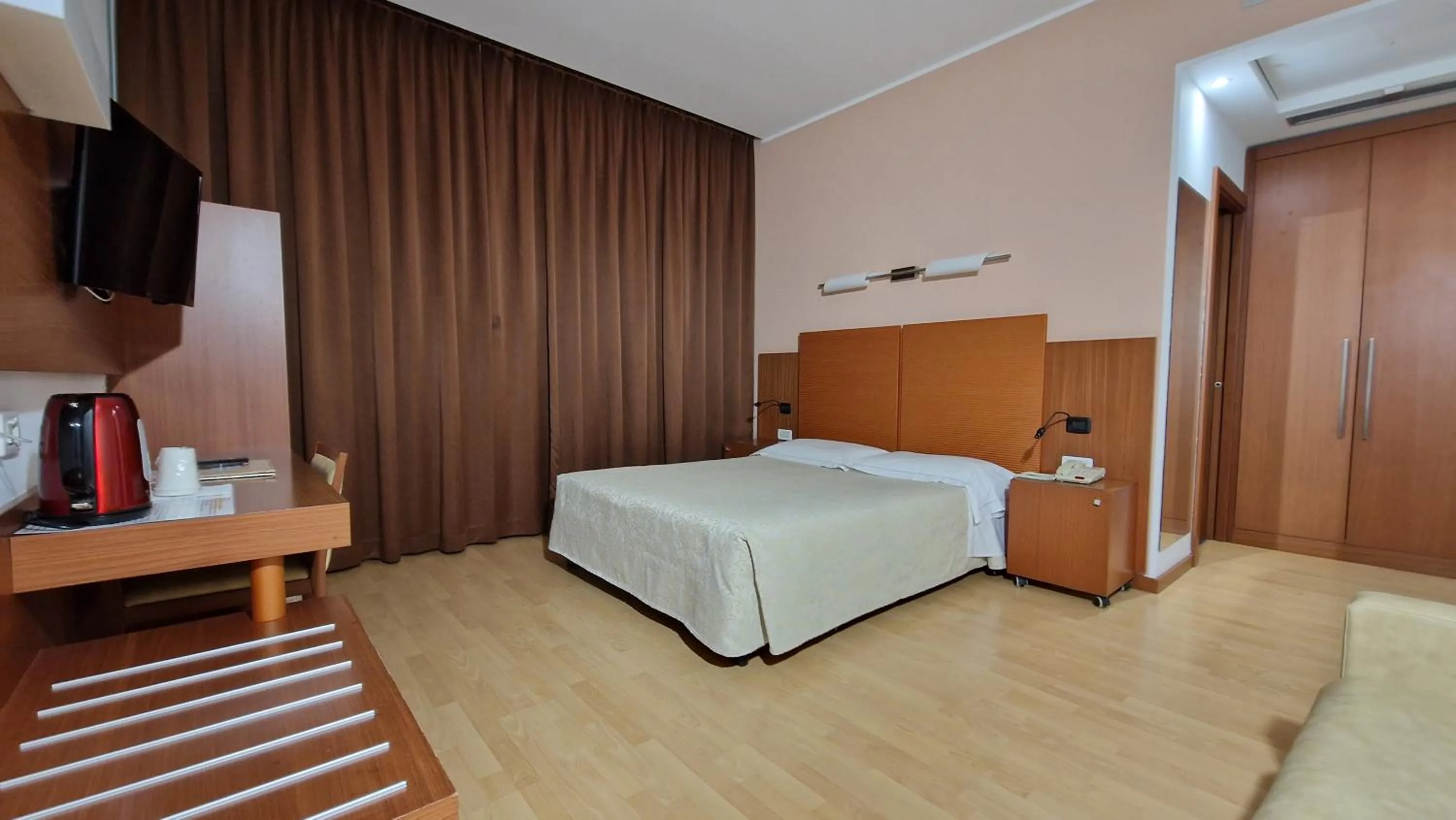 Bedroom, Bed in Bella Italia Palace Hotel