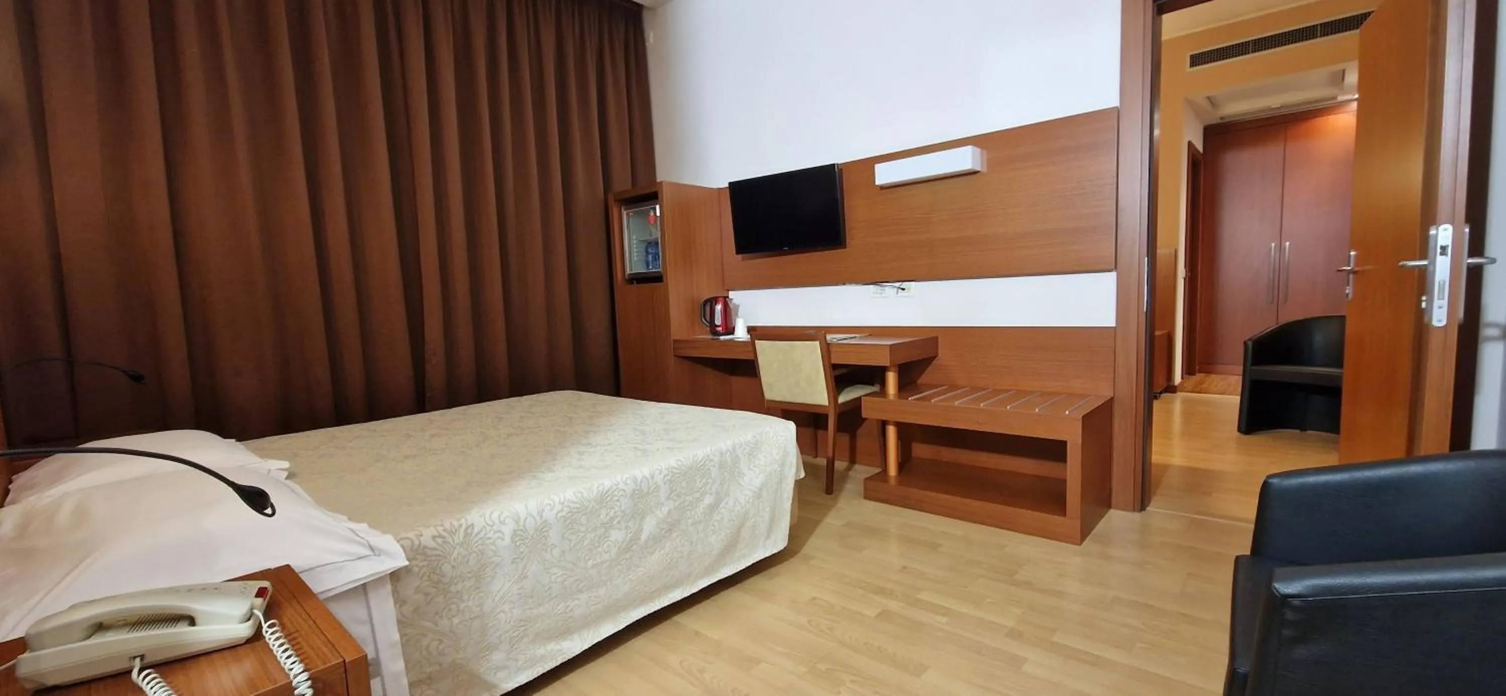 Bedroom, Bed in Bella Italia Palace Hotel