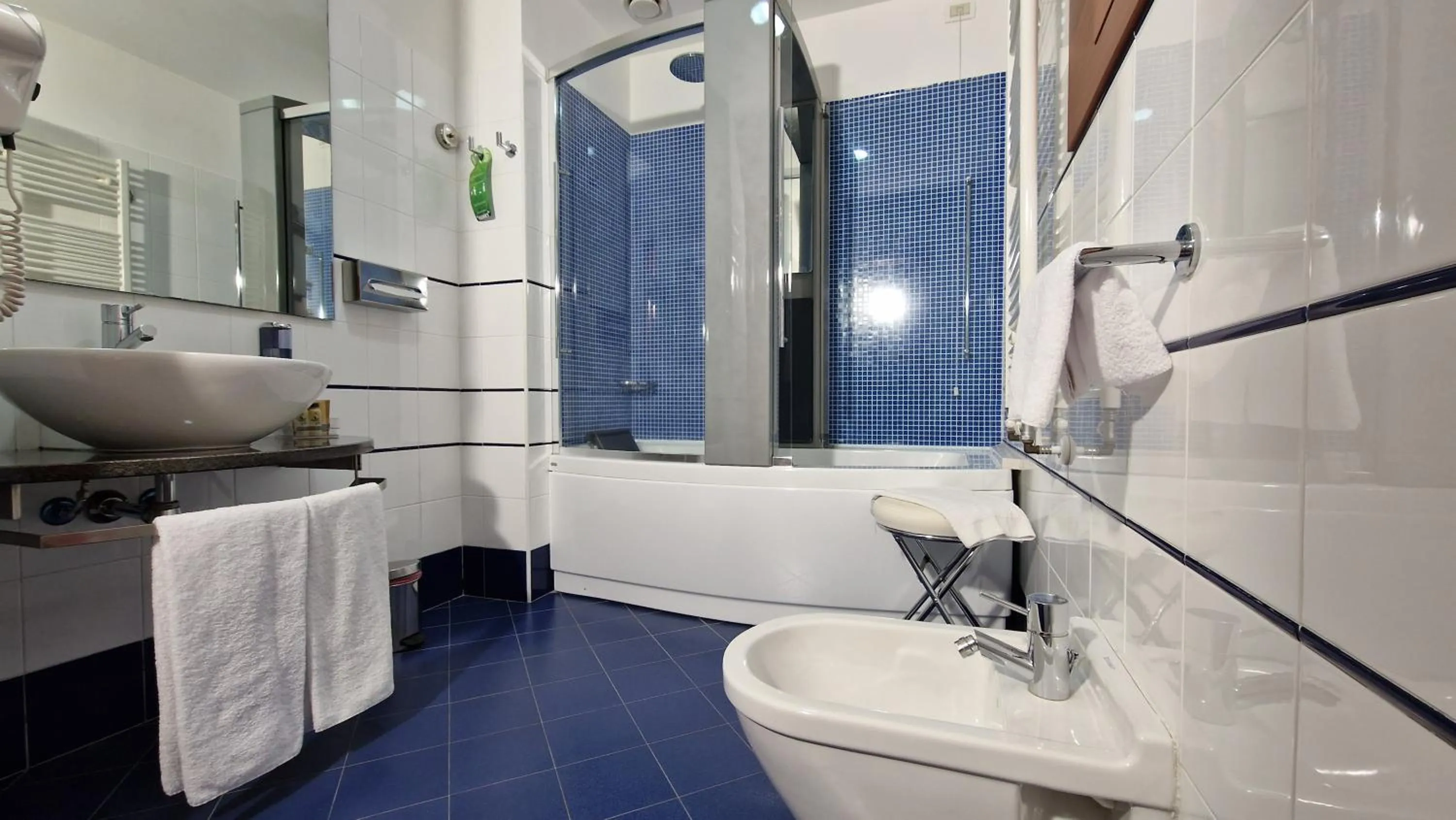 Shower in Bella Italia Palace Hotel