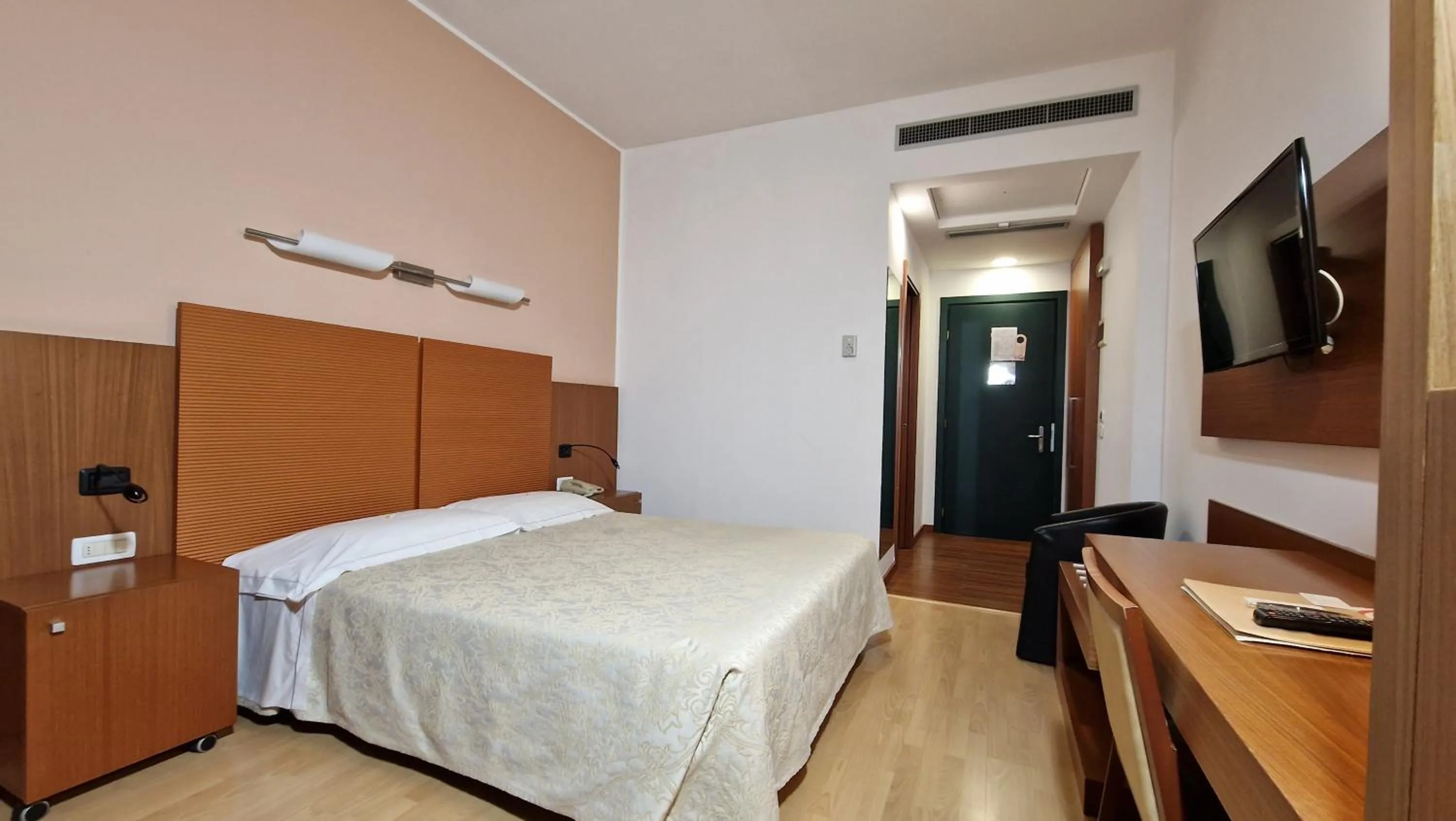 Bed in Bella Italia Palace Hotel