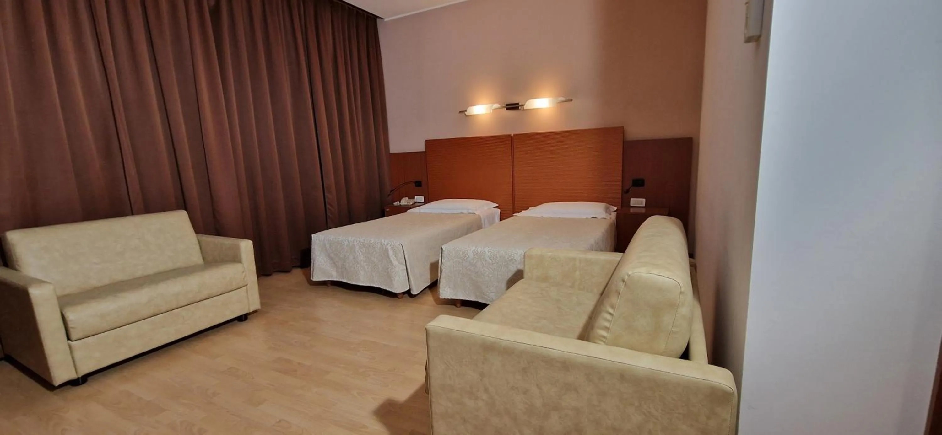 Bed in Bella Italia Palace Hotel