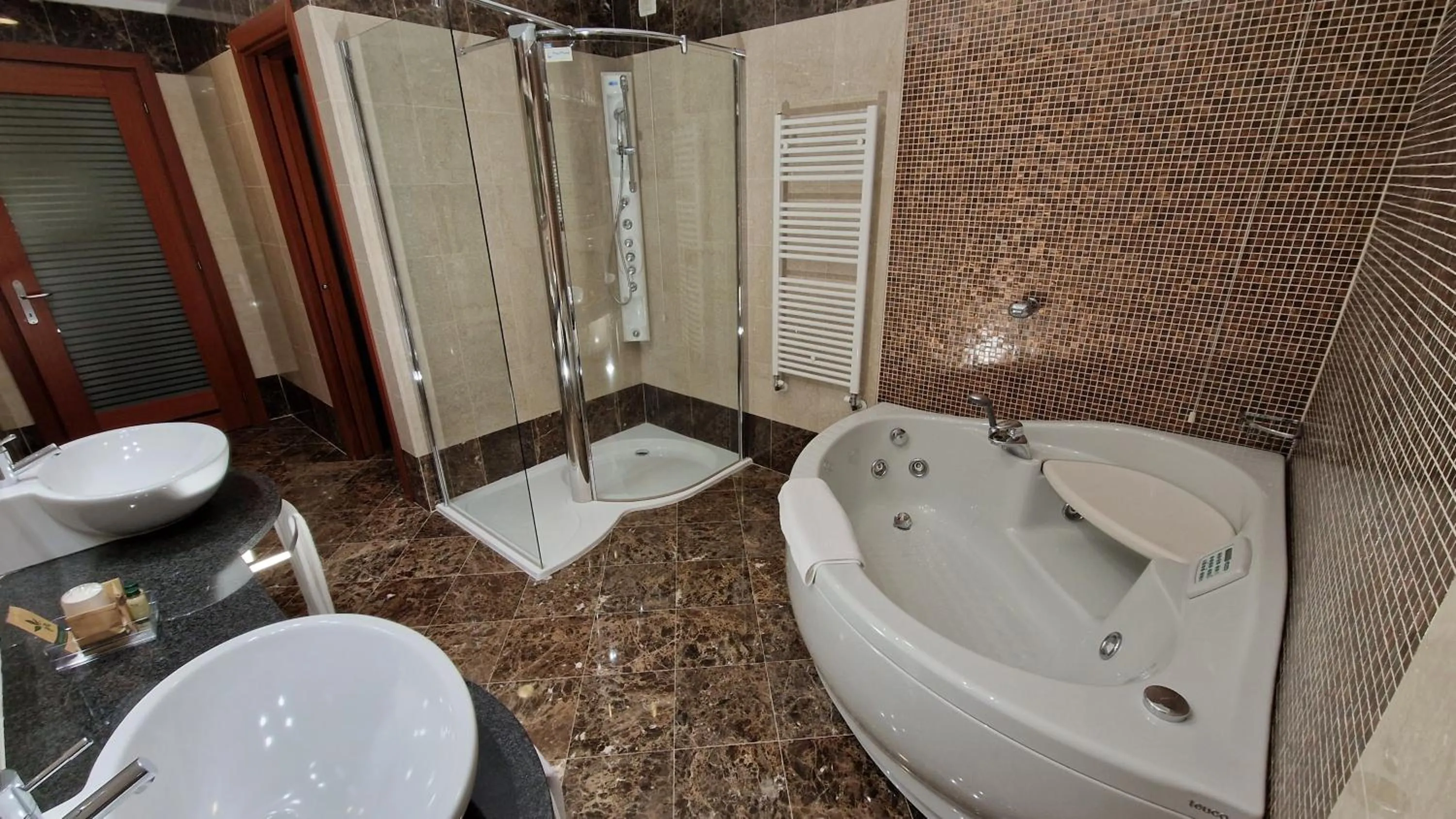 Shower in Bella Italia Palace Hotel