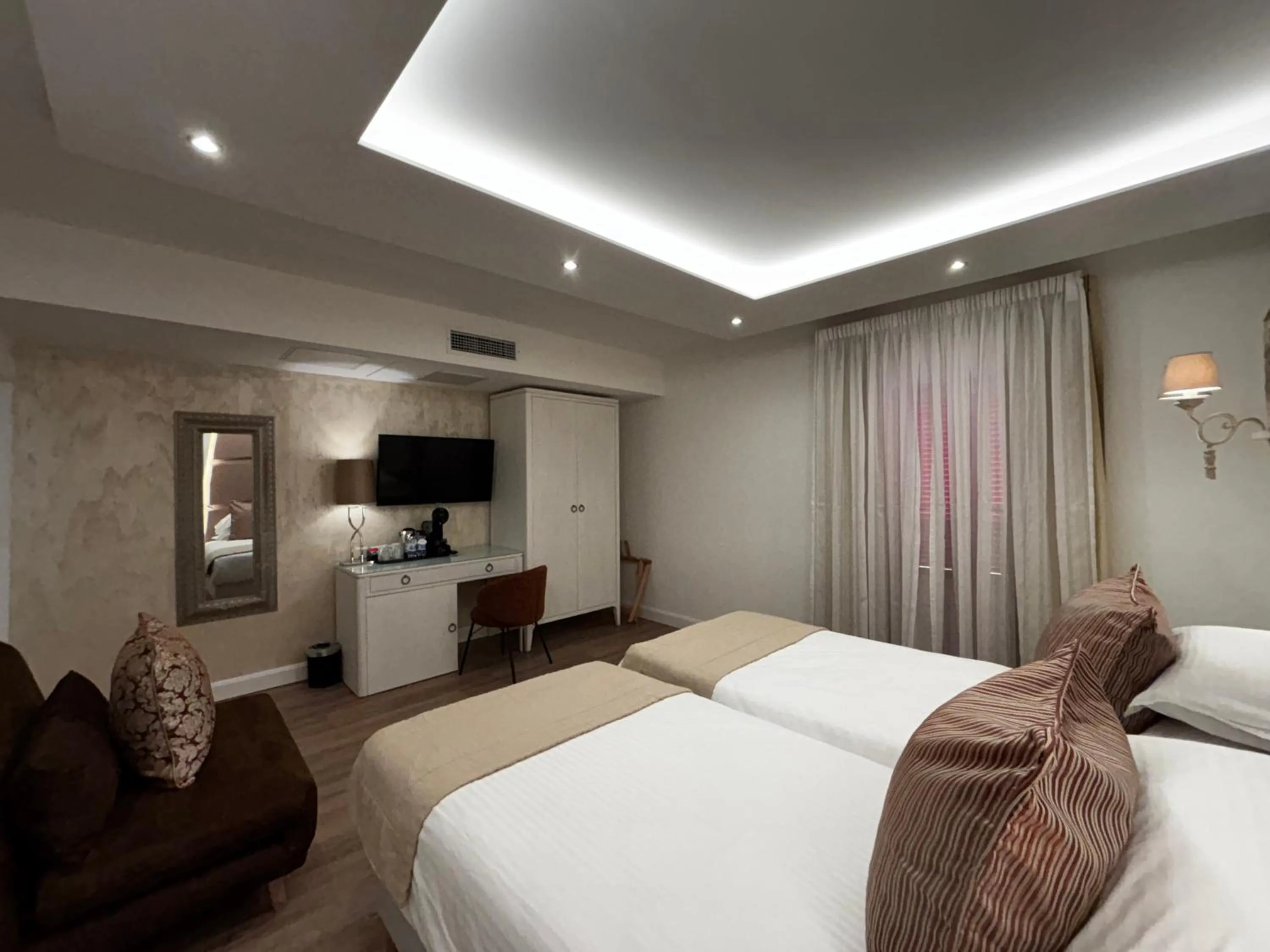 TV and multimedia, Bed in Osborne Hotel