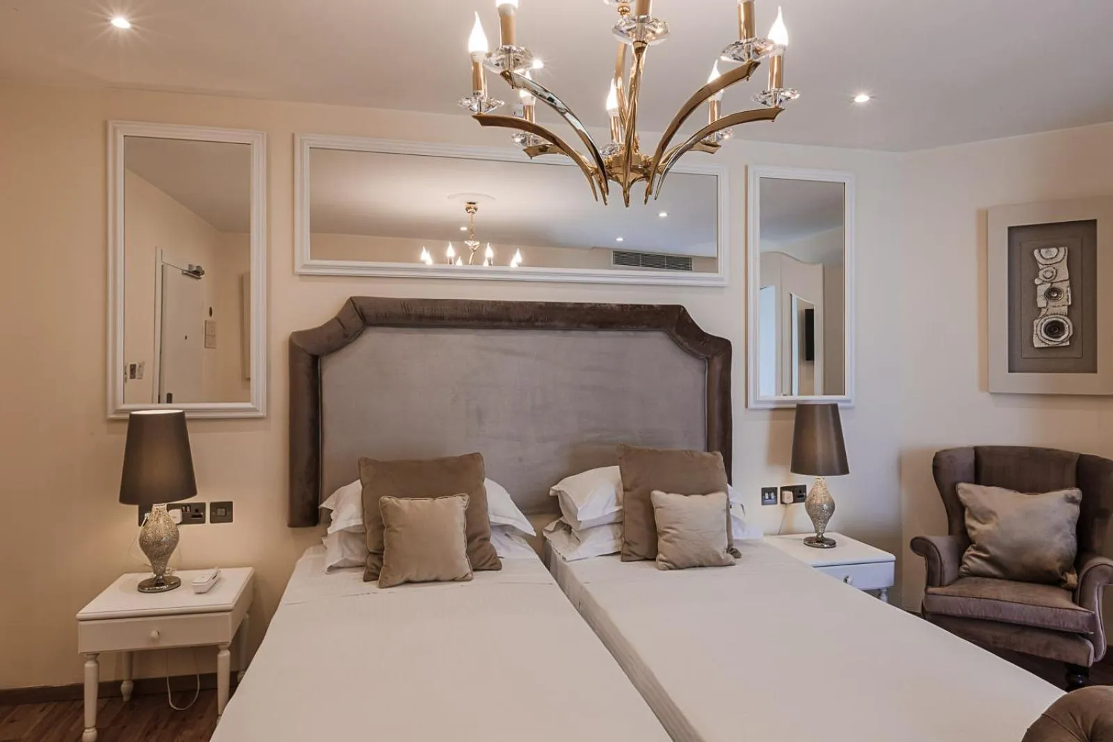 Photo of the whole room, Bed in Osborne Hotel