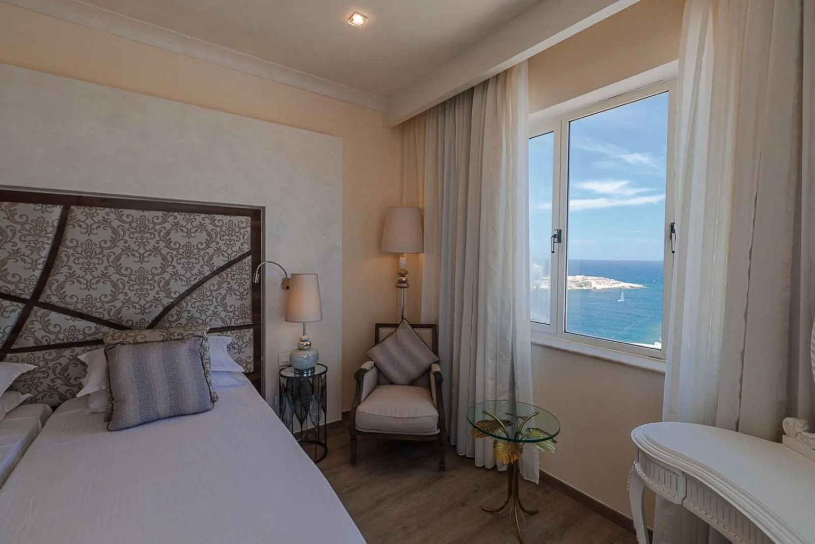 Bedroom, Bed in Osborne Hotel