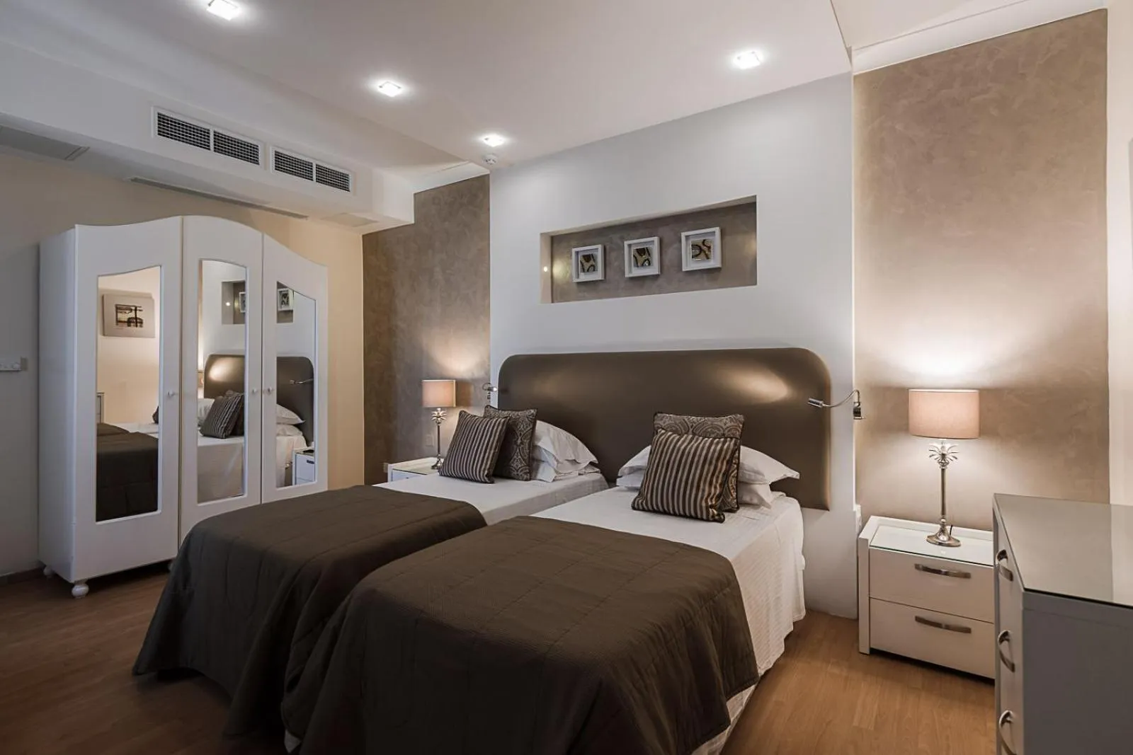 Photo of the whole room, Bed in Osborne Hotel