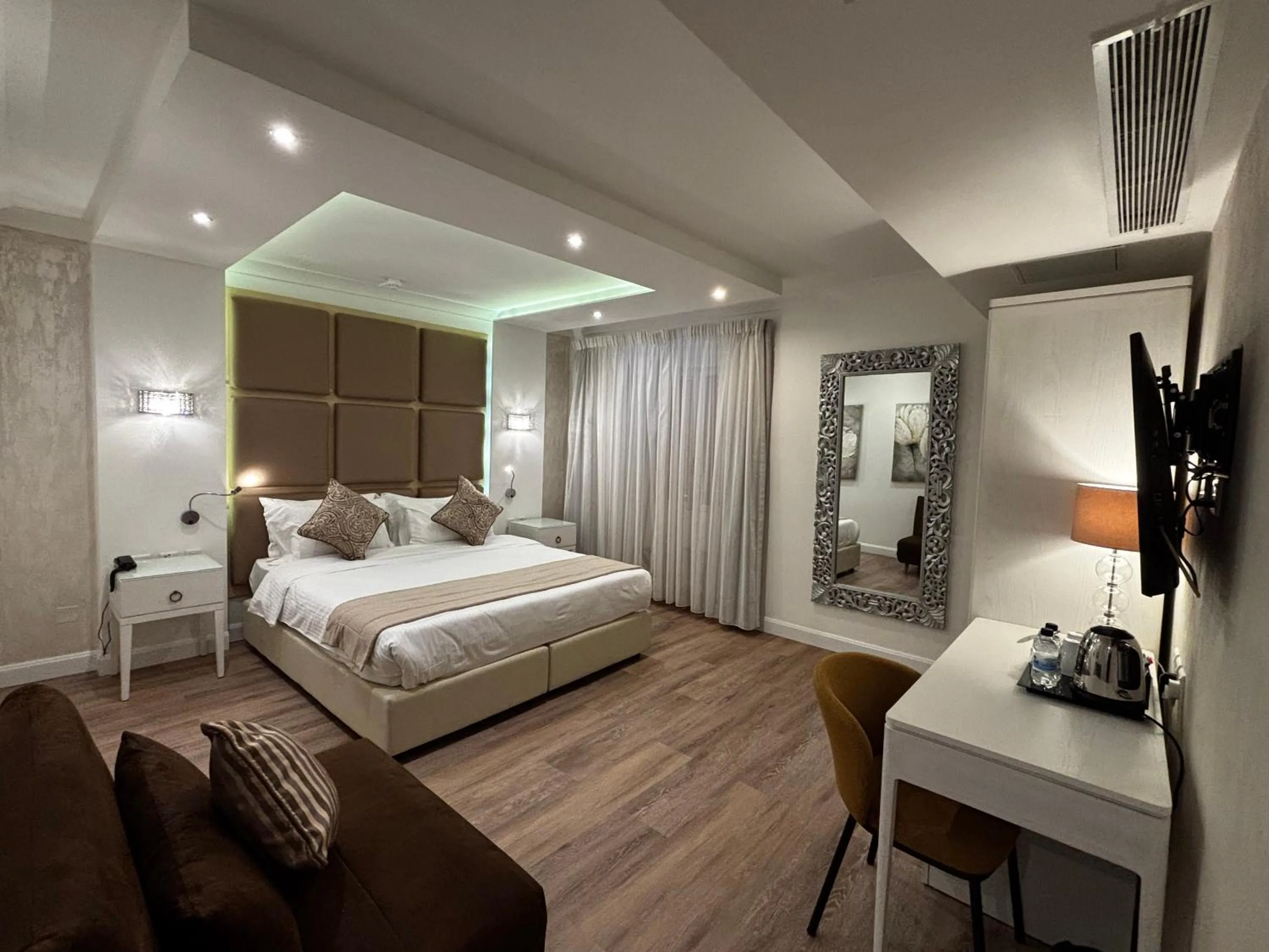 Photo of the whole room, Bed in Osborne Hotel