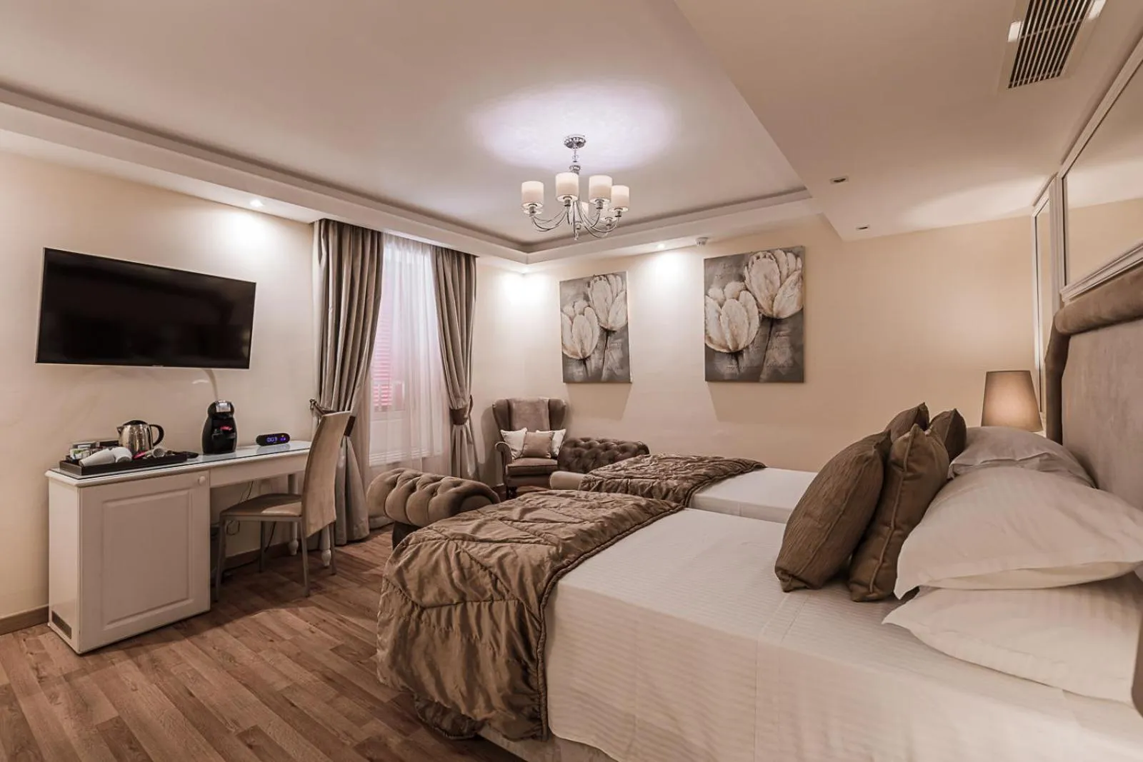 Photo of the whole room, Bed in Osborne Hotel