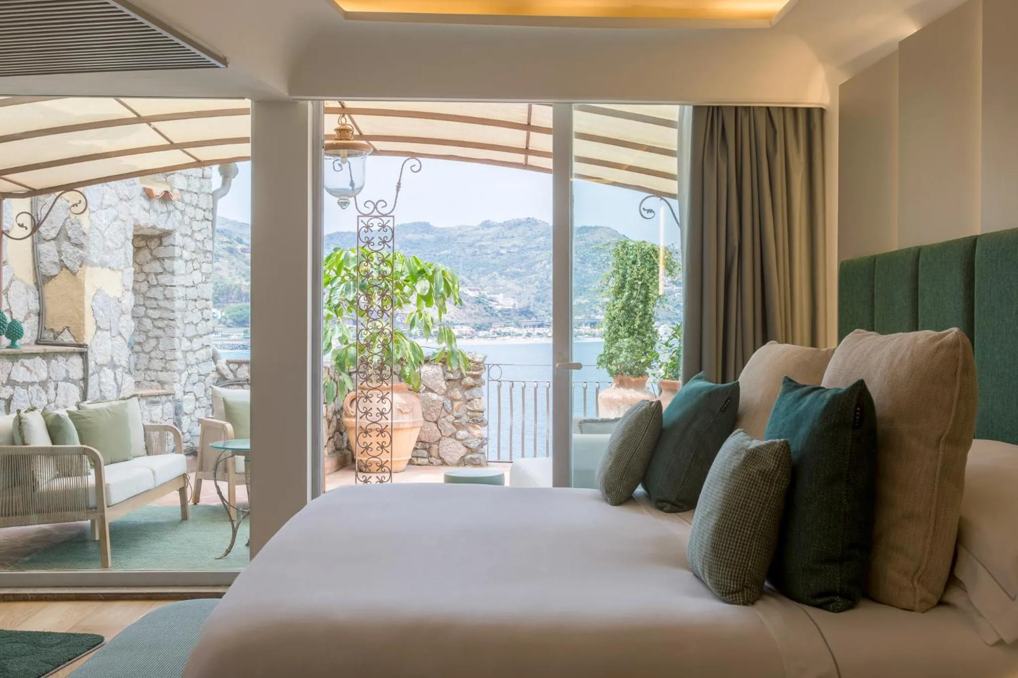 Bed in Atlantis Bay - The Leading Hotels of the World