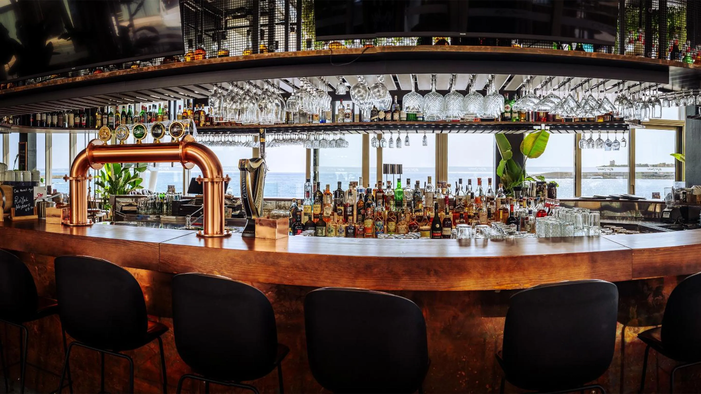 Restaurant/places to eat in AX ODYCY Hotel