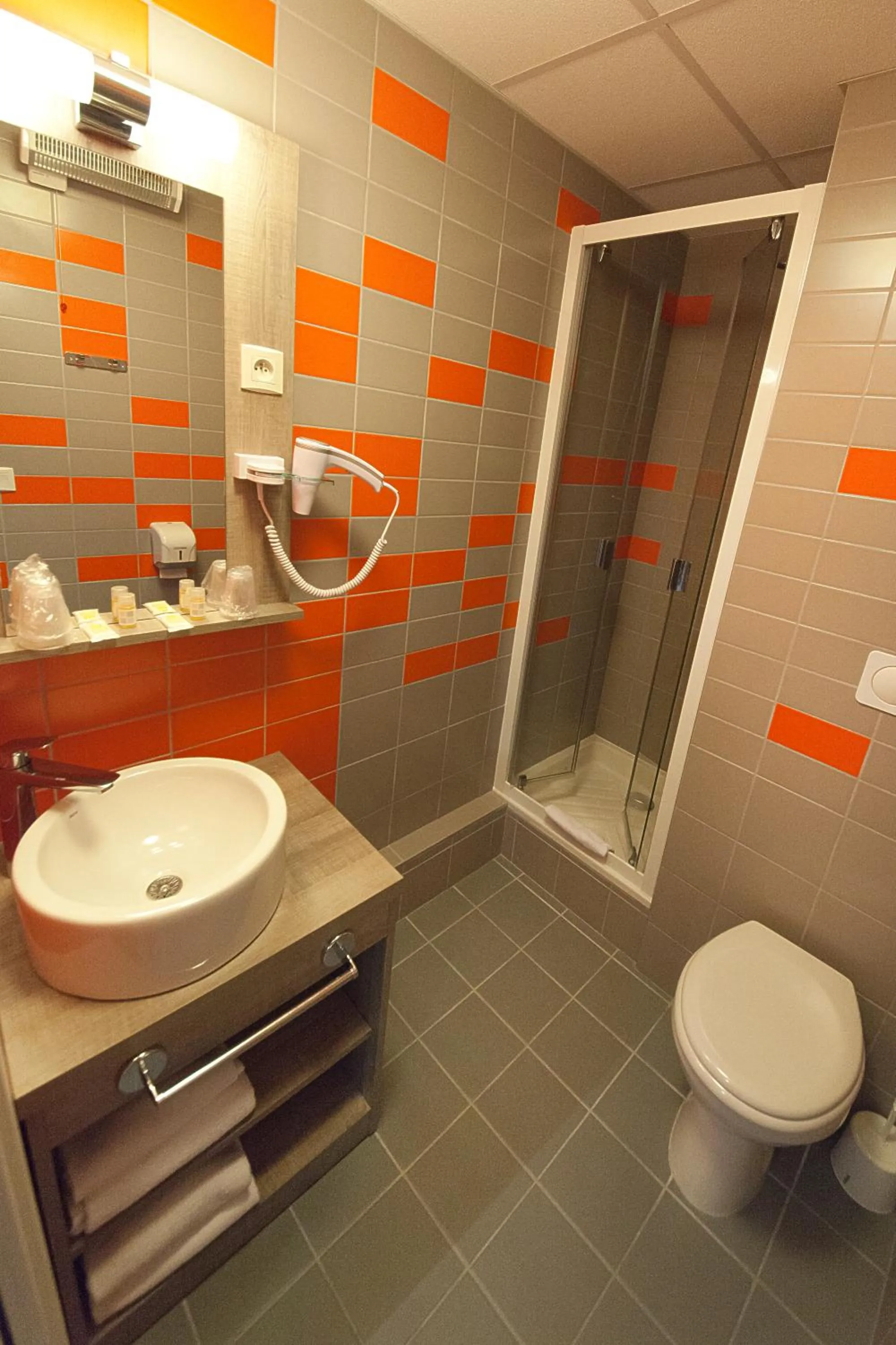 Bathroom in The Originals City, Hôtel Clermont-Ferrand Sud Aubière