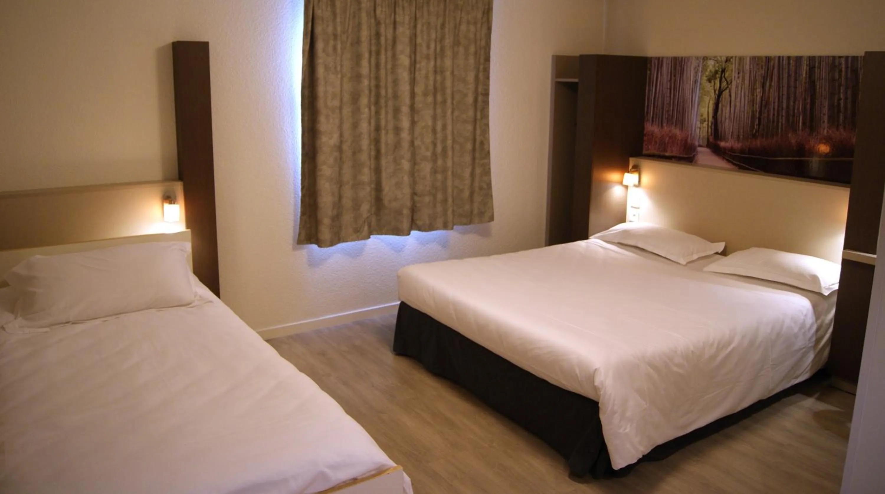 Photo of the whole room in The Originals City, Hôtel Clermont-Ferrand Sud Aubière