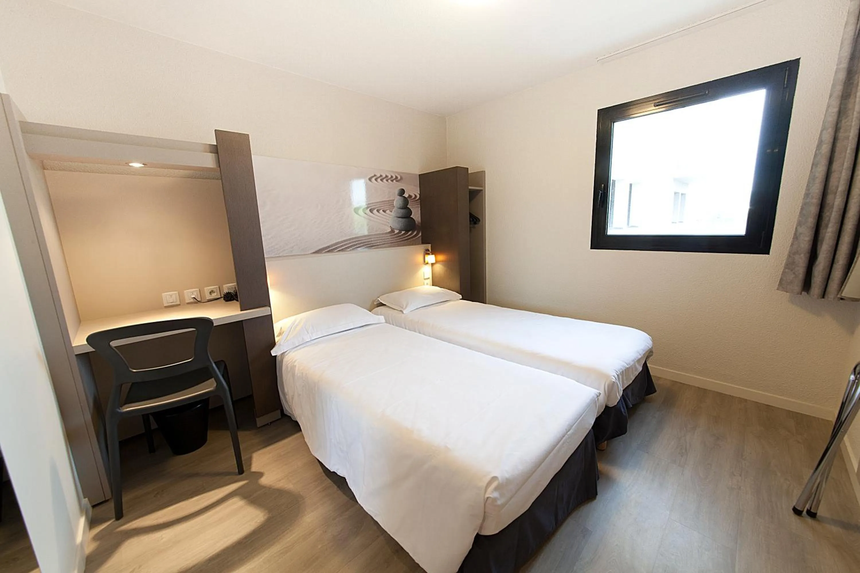 Photo of the whole room in The Originals City, Hôtel Clermont-Ferrand Sud Aubière