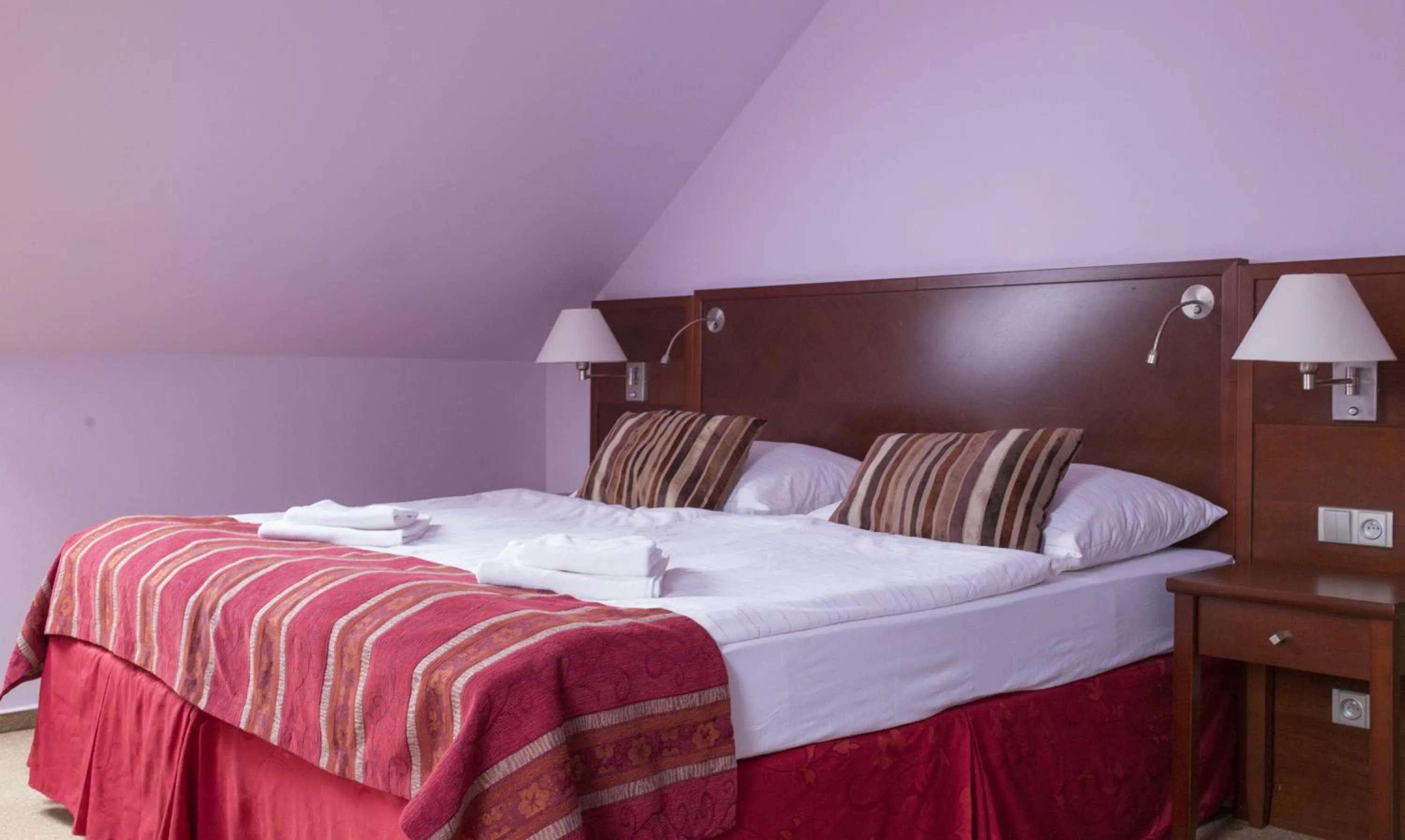 Bedroom, Bed in Hotel Atrium