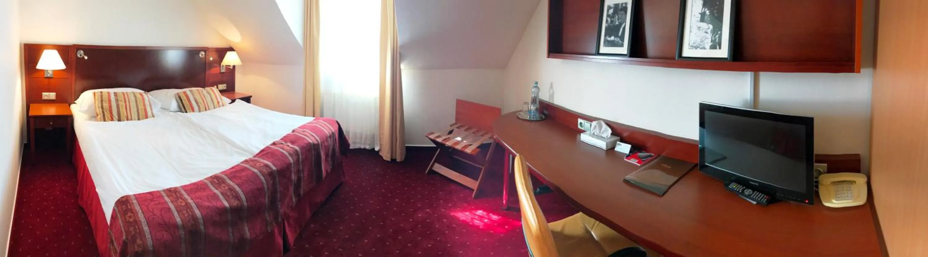 Bedroom, Bed in Hotel Atrium